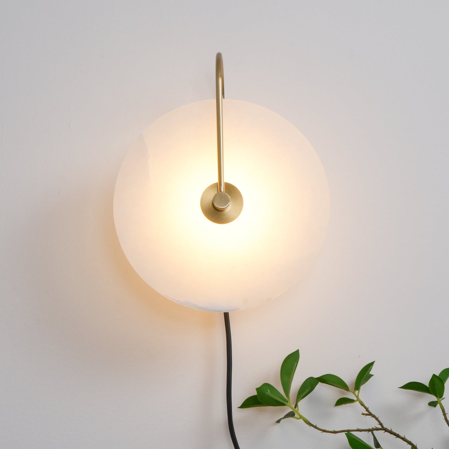 Ceraeyra Alabaster Globe Wall Light - Neutral Decor