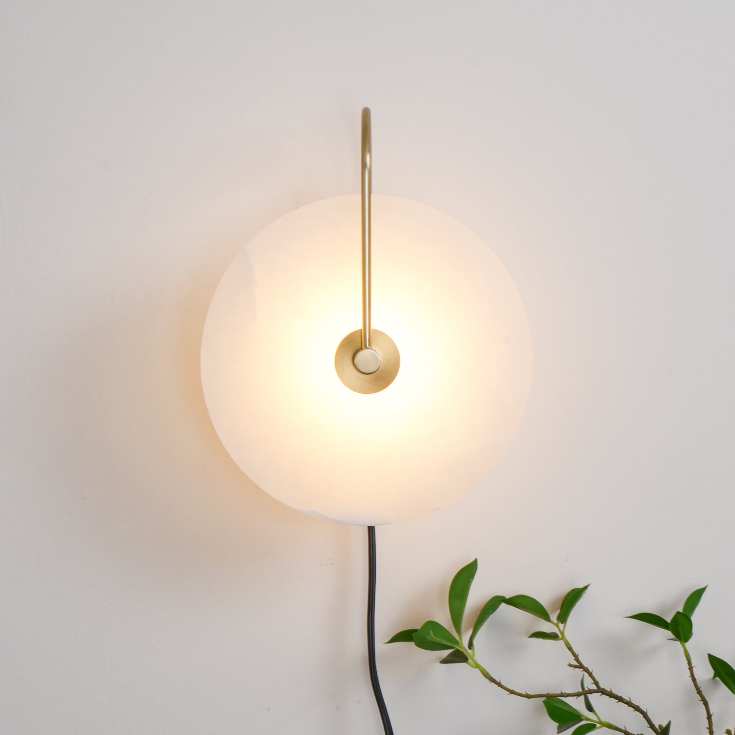 Ceraeyra Alabaster Globe Wall Light - Neutral Decor