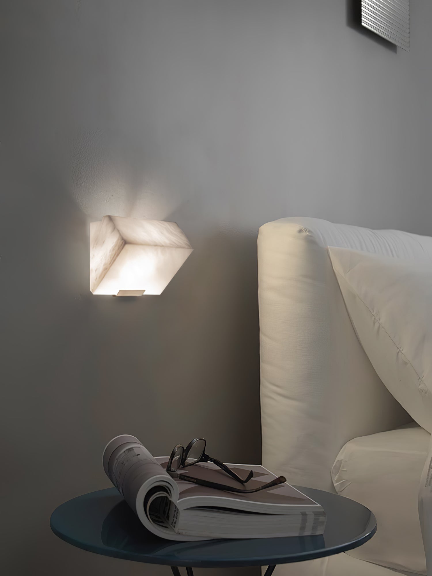 Niviella Alabaster Staircase Plug-in Wall Lamp