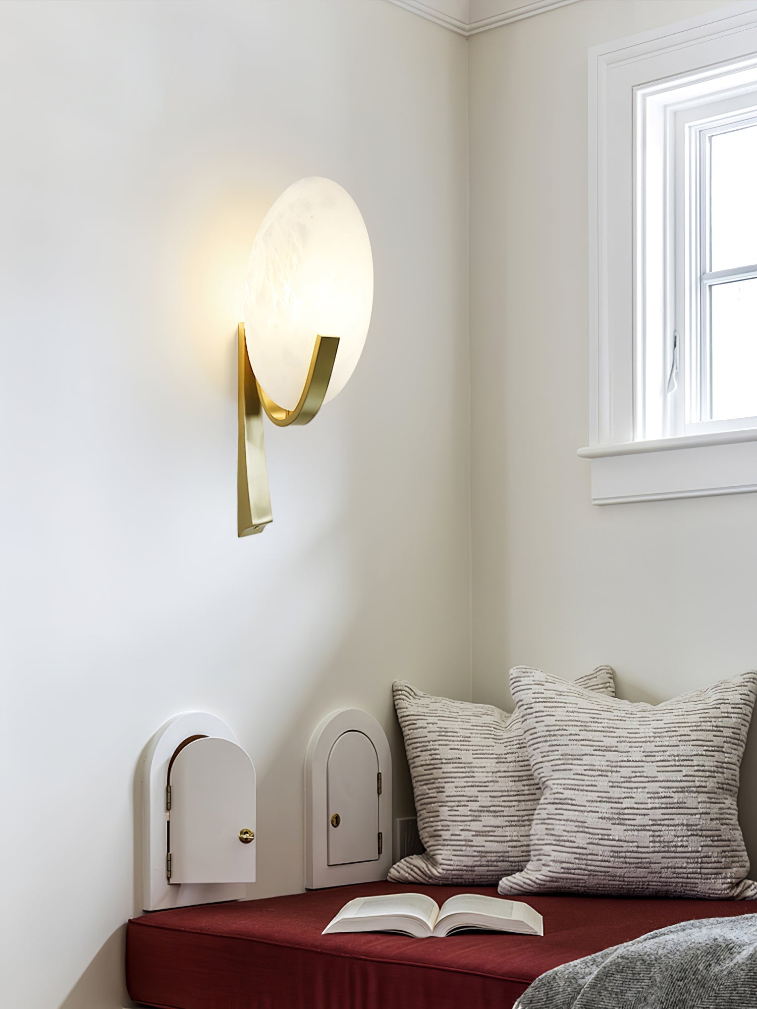 Avey Modern Alabaster Plug Wall Lamp
