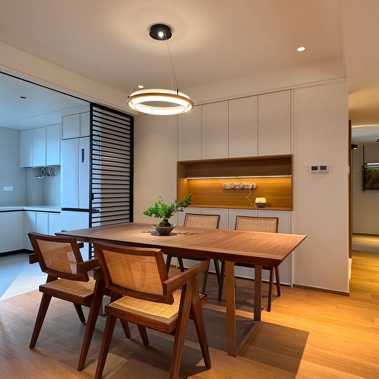 Olvelila Circular Pendant Light