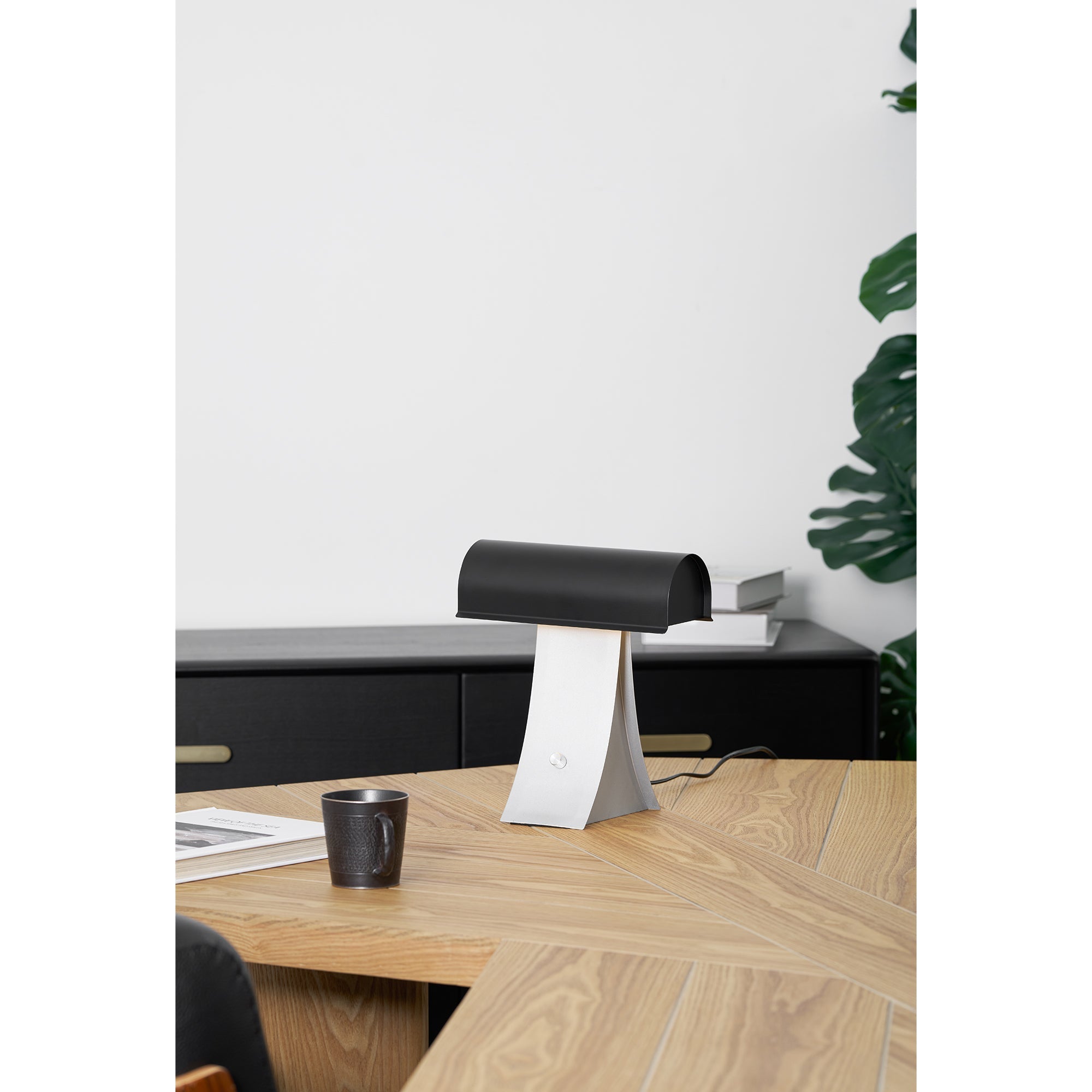 Noirvian Table Lamp