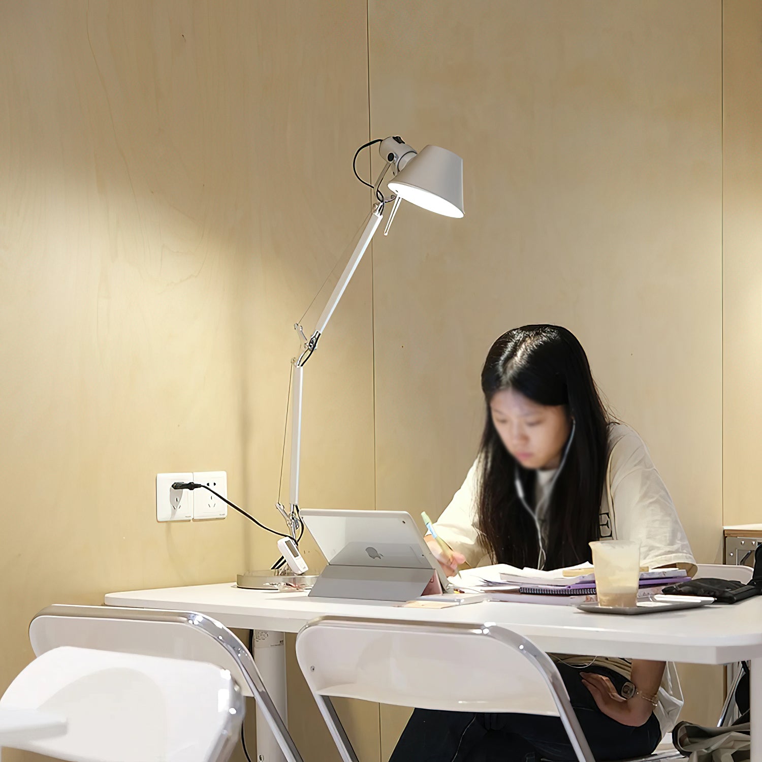Caldervale Articulated Aluminum Table Lamp