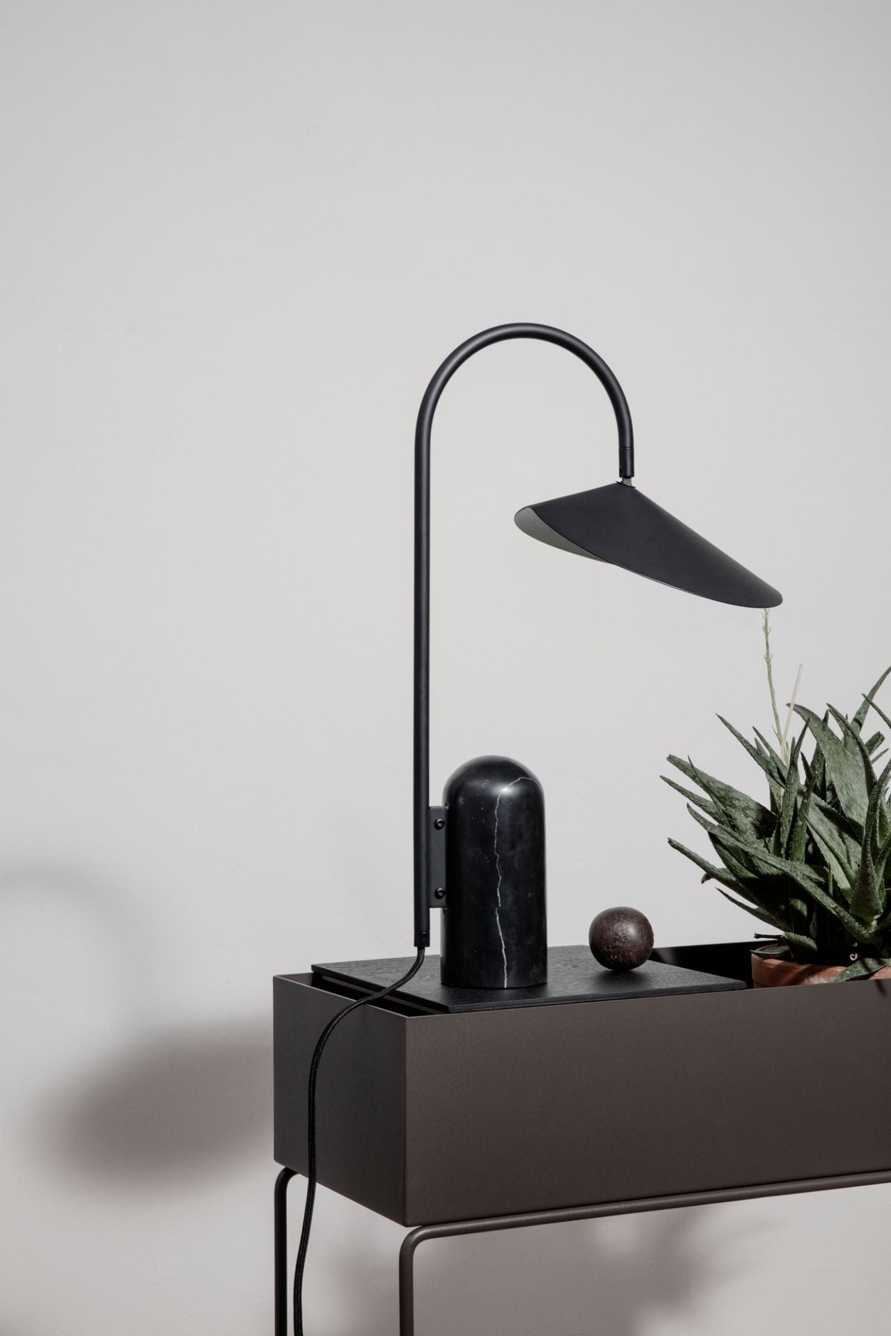 Selva Arc Leaf Table Light
