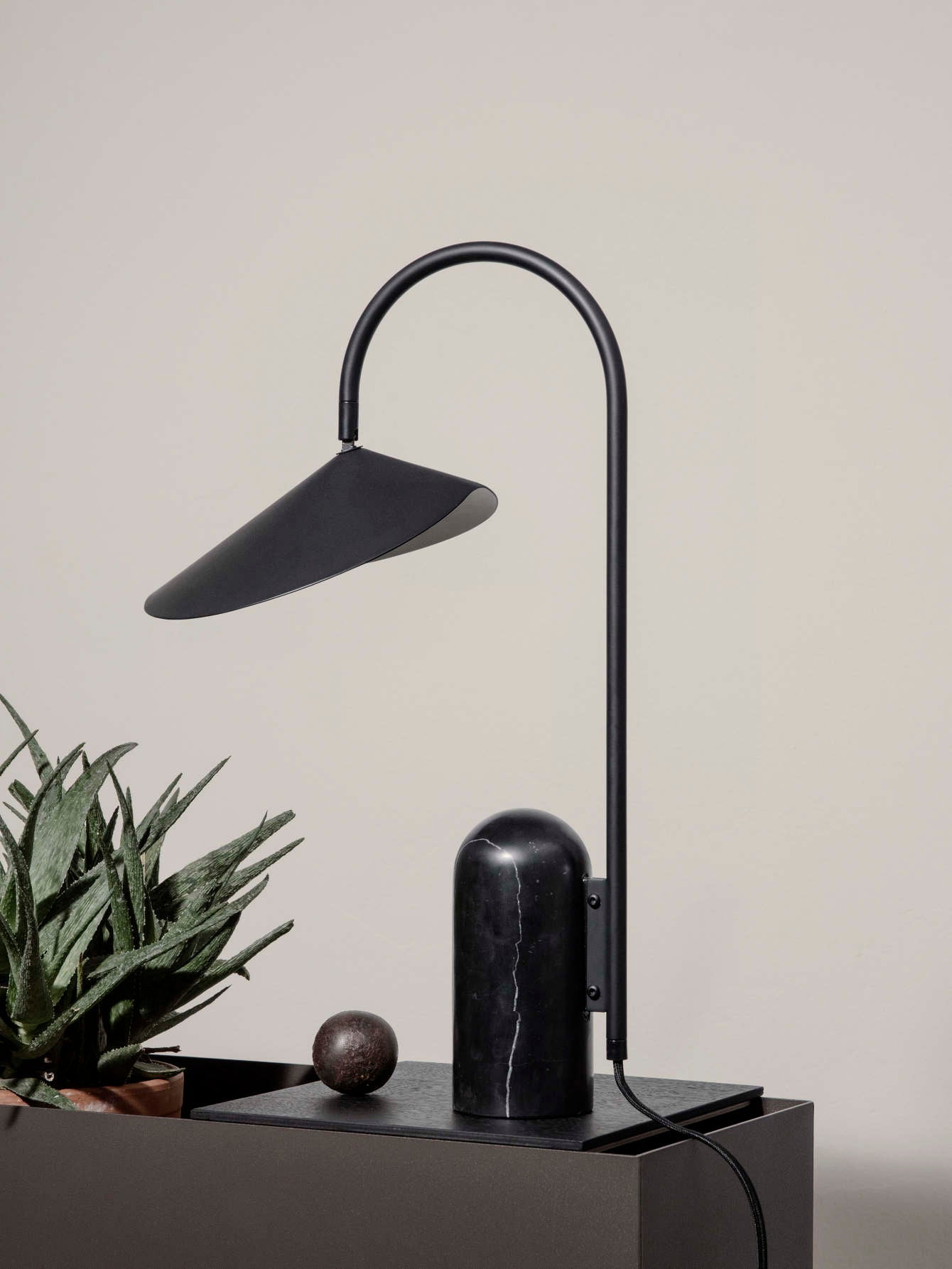 Selva Arc Leaf Table Light