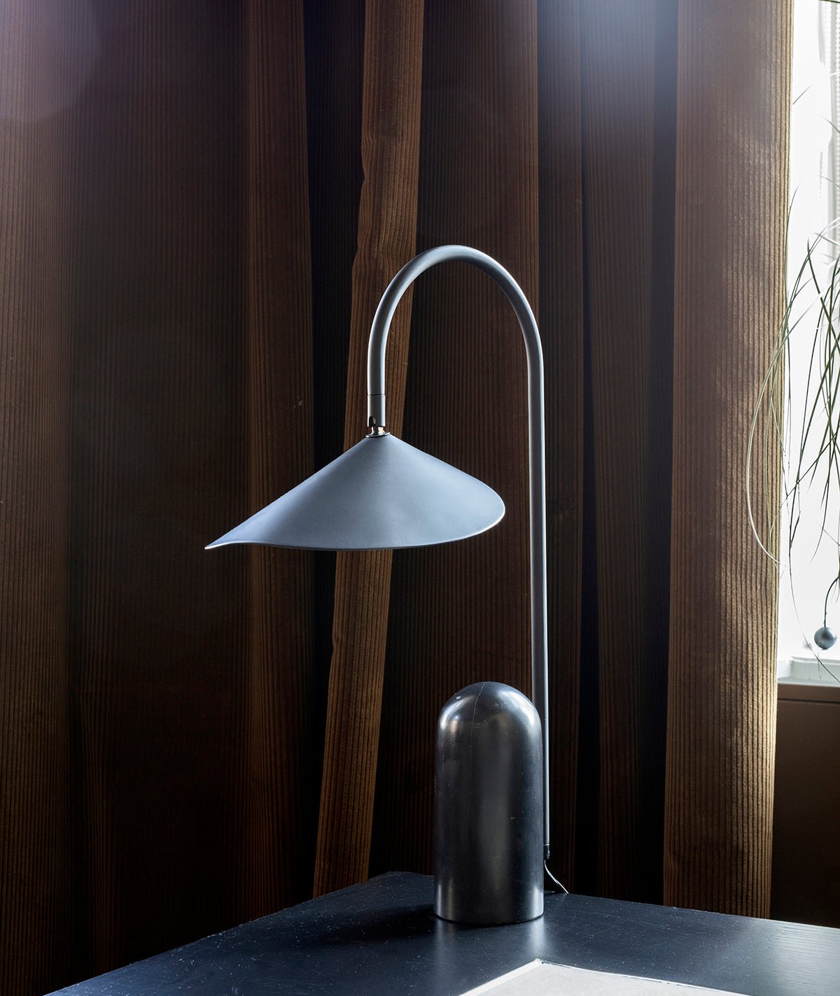 Selva Arc Leaf Table Light