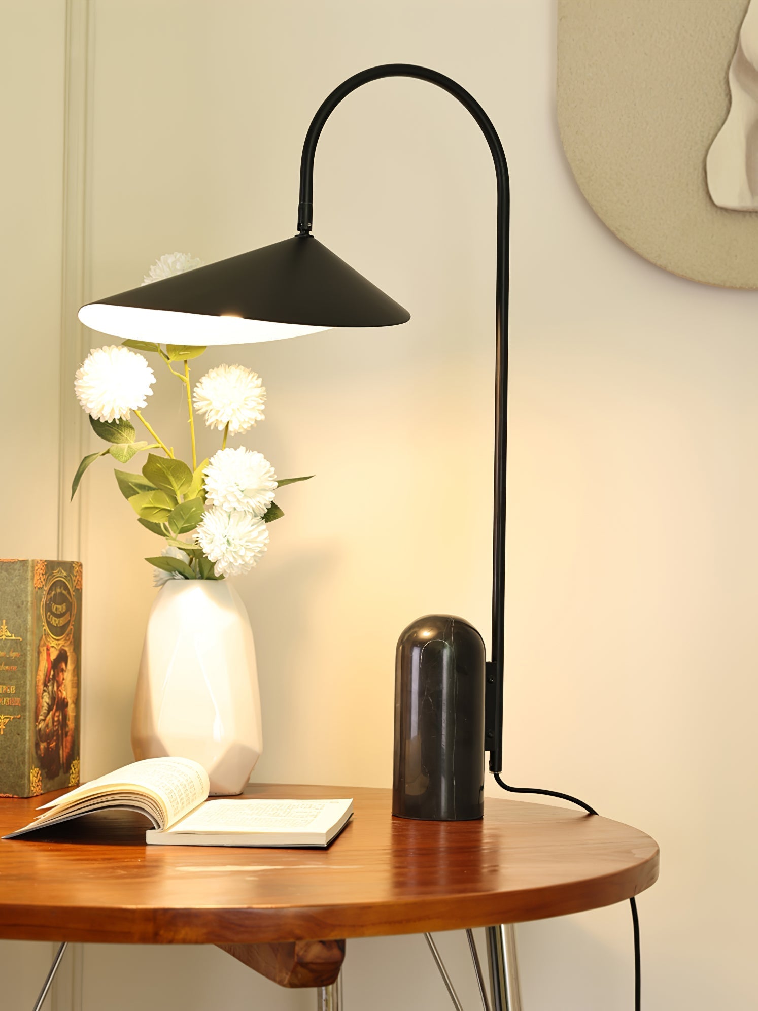 Selva Arc Leaf Table Light