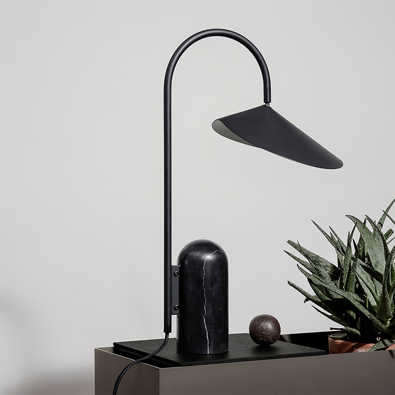 Selva Arc Leaf Table Light