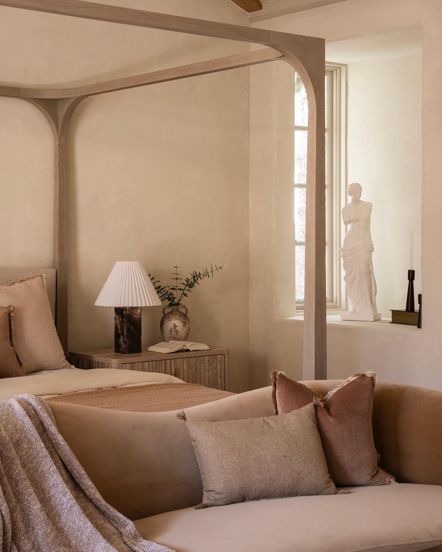 Teriinelia Table Lamp