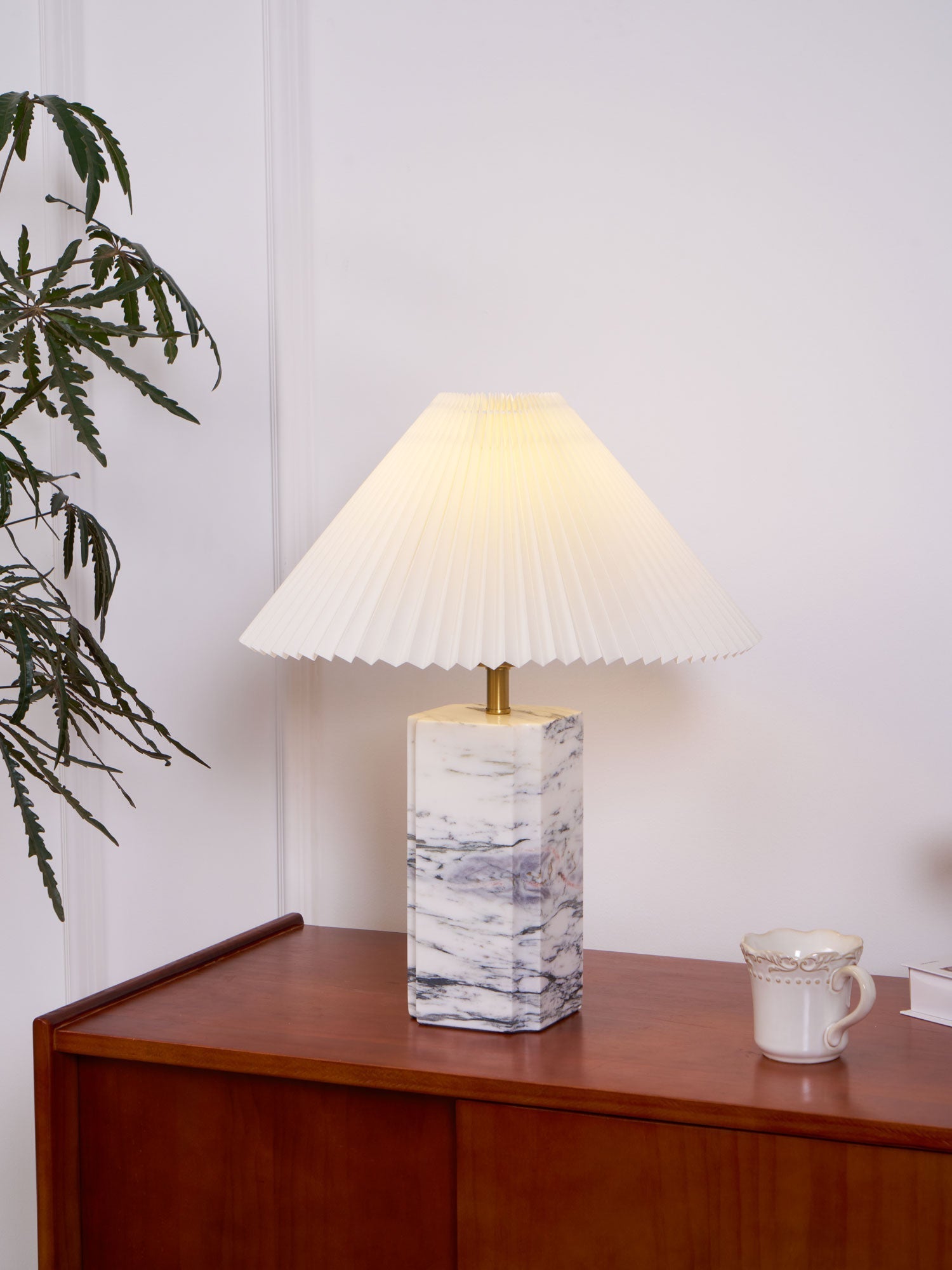 Selaleria Modern Table Lamp