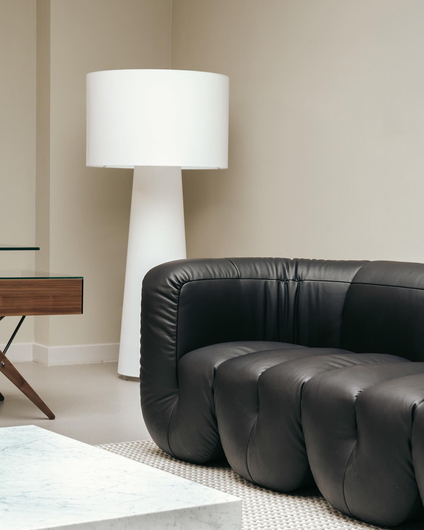 Viraalella Floor Light