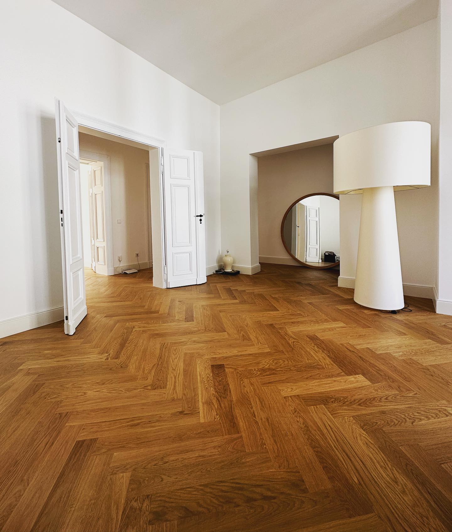 Viraalella Floor Light
