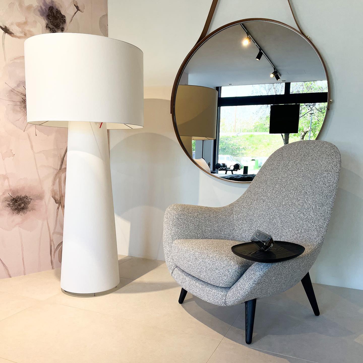 Viraalella Floor Light