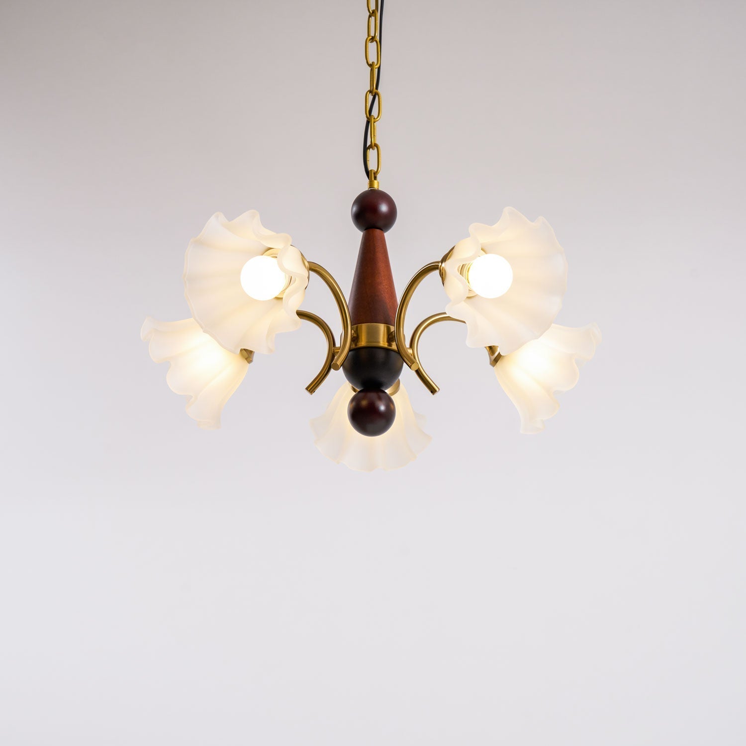 Ilvinan Traditional Elegance Wood Glass Chandelier