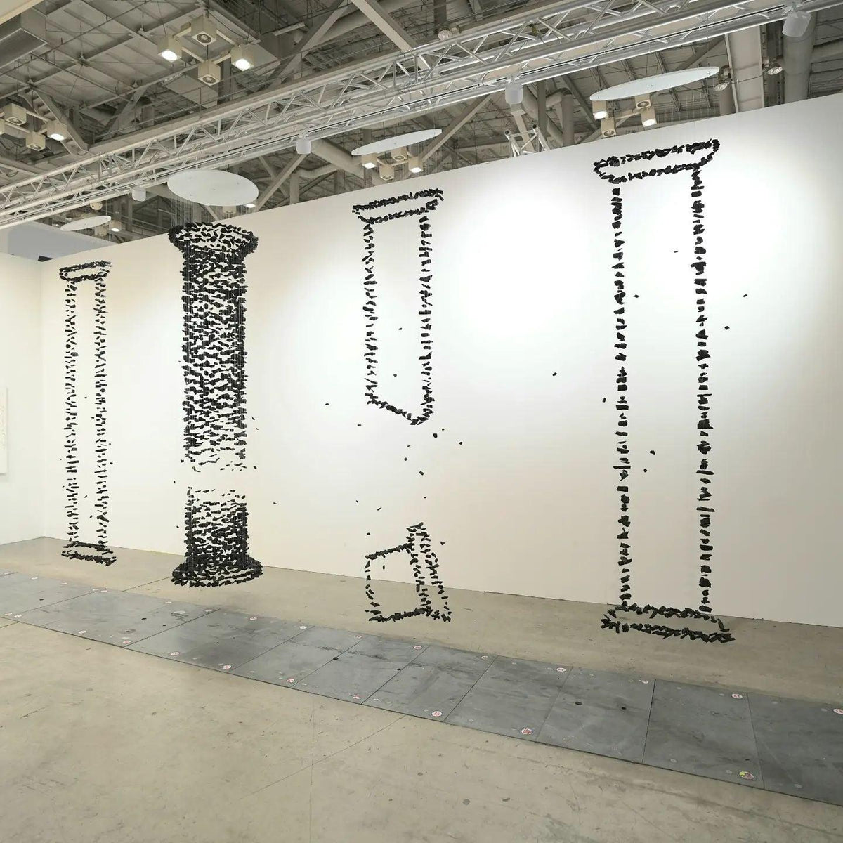 Orinridge Black Stones Chandelier