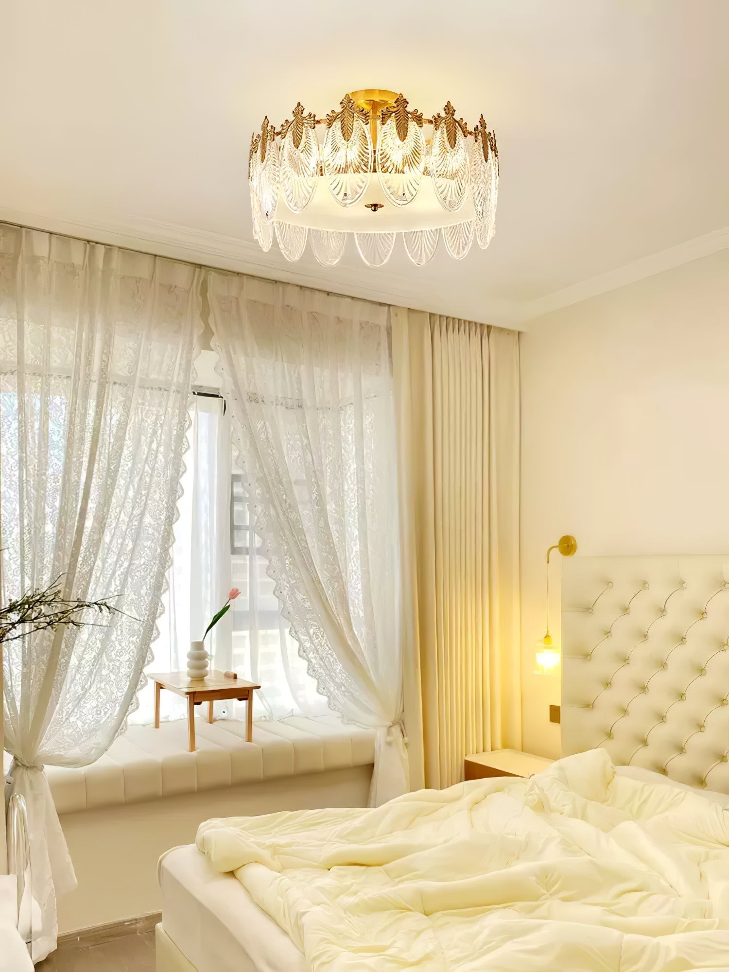 Eirisena Chandelier Glass Petals Gold Frame Round