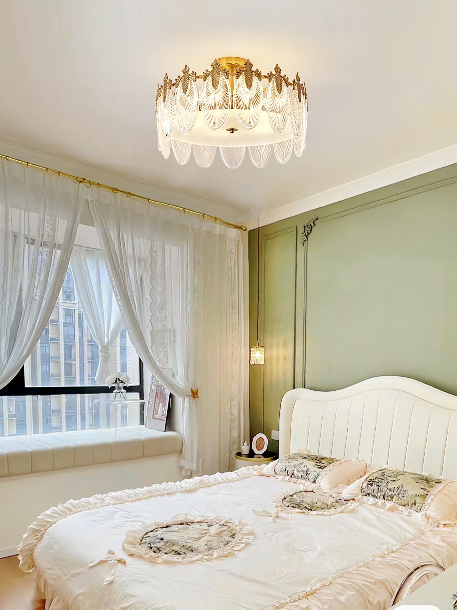 Eirisena Chandelier Glass Petals Gold Frame Round