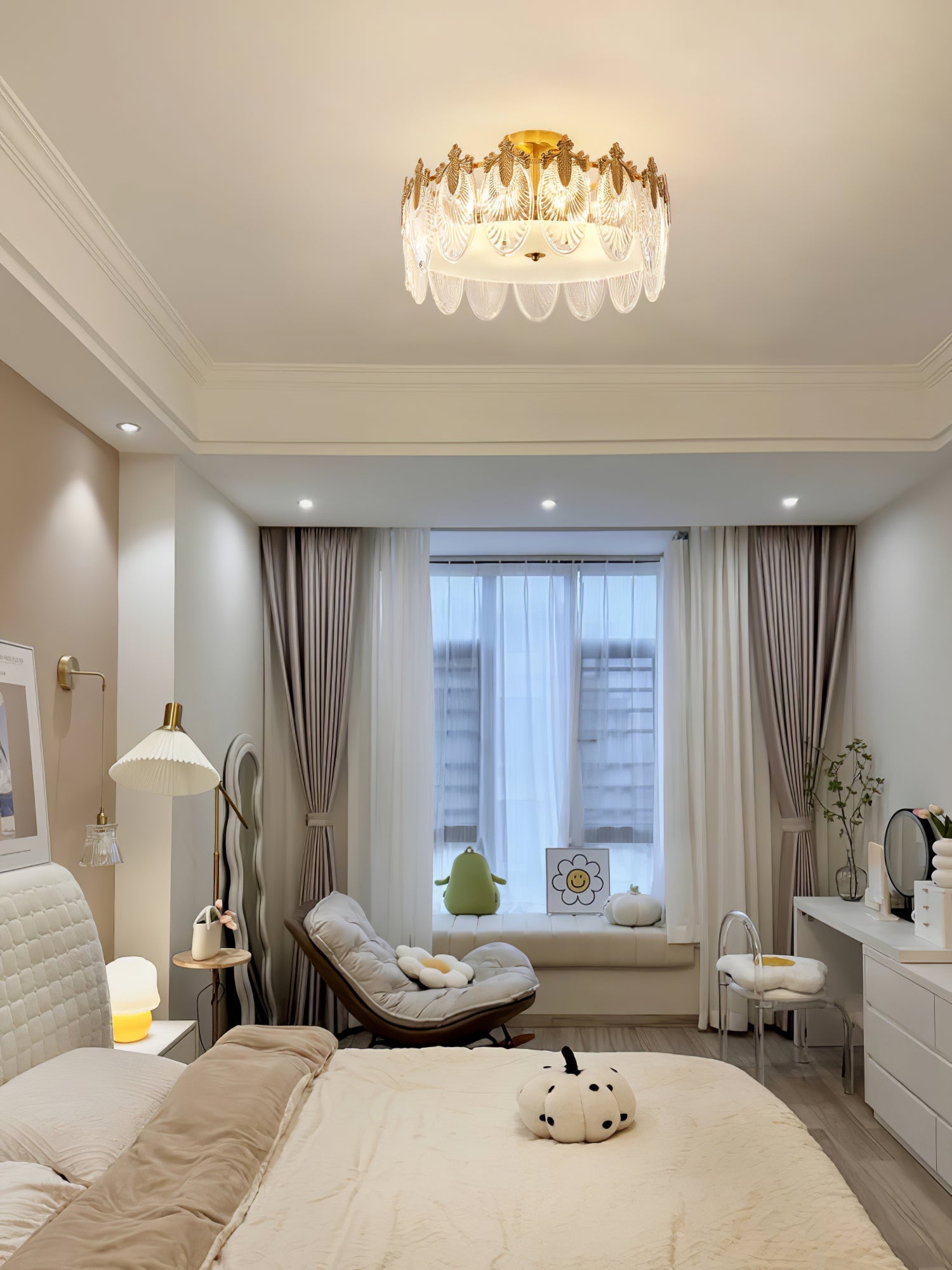 Eirisena Chandelier Glass Petals Gold Frame Round