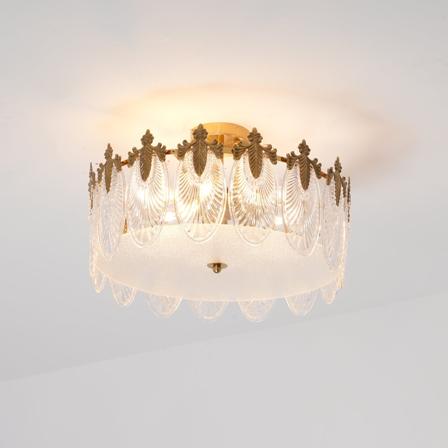 Eirisena Chandelier Glass Petals Gold Frame Round
