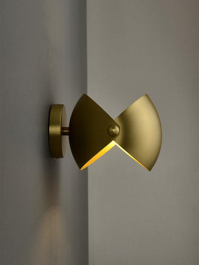 Casirette Elegant Brass Wall Lamp
