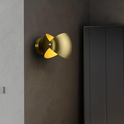 Casirette Elegant Brass Wall Lamp