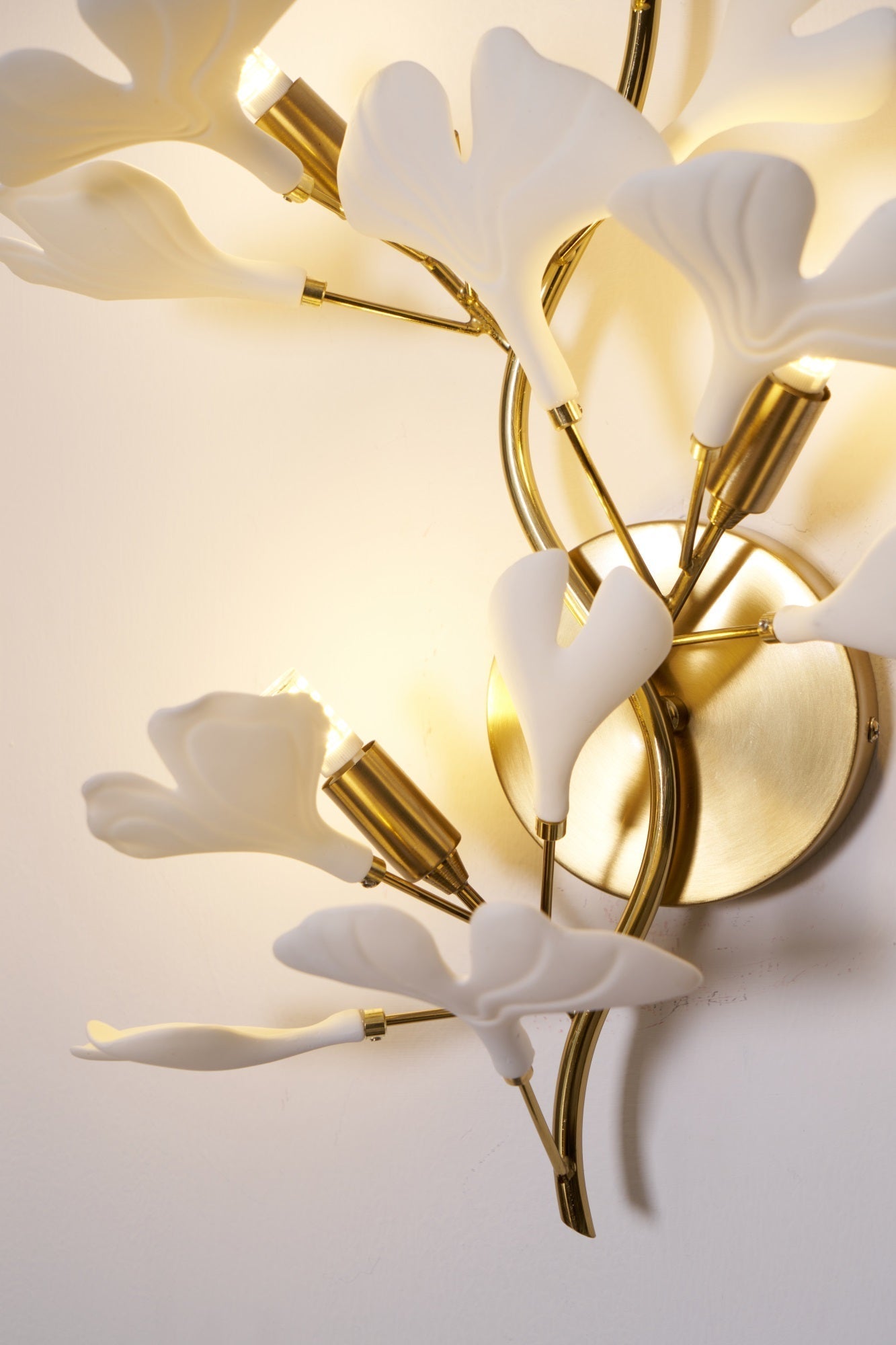 Oakes Postmodern Luxury Gingko Ceramics Wall Lamp