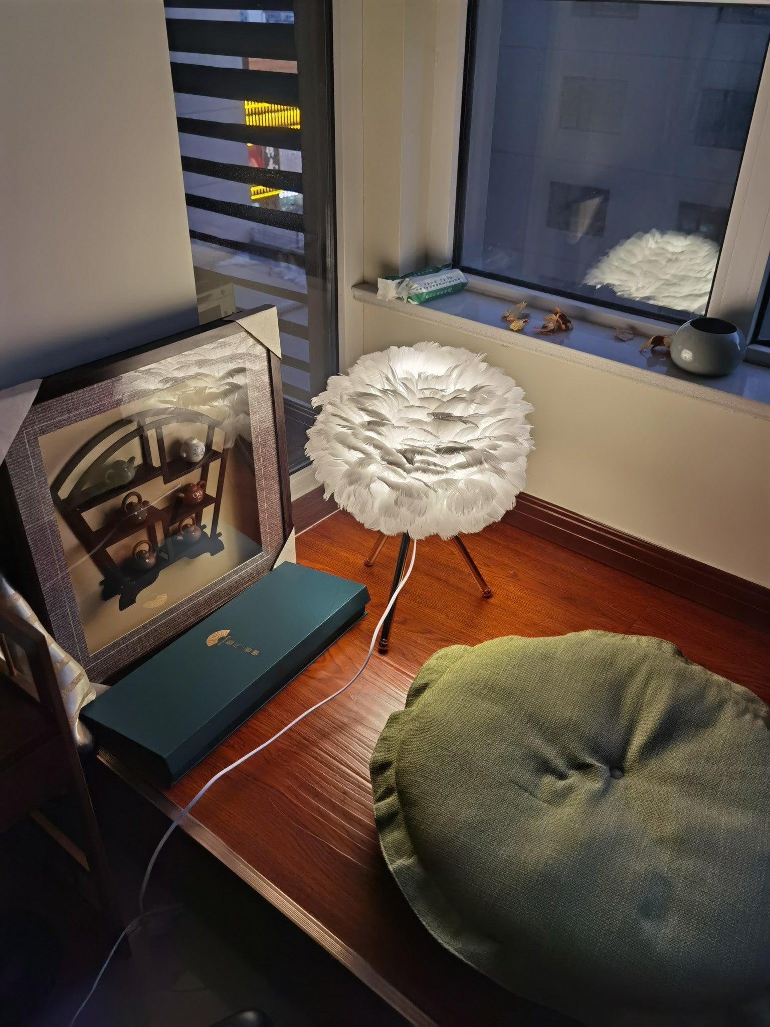 Nilo Feather Feminine Table Lamp - Neutral Decor