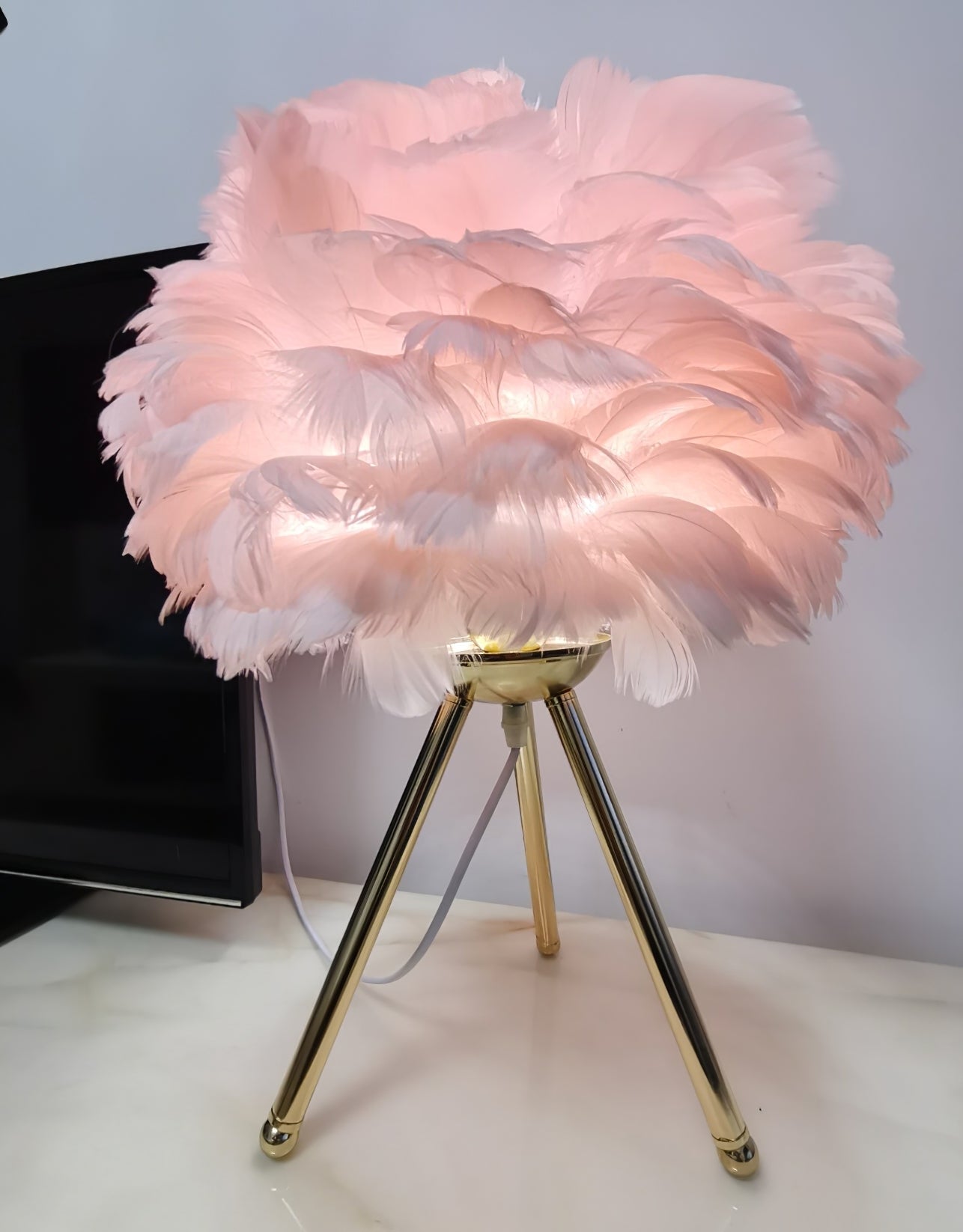 Nilo Feather Feminine Table Lamp - Neutral Decor