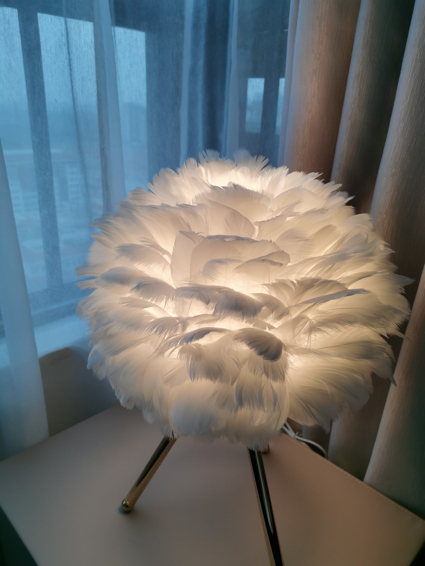 Nilo Feather Feminine Table Lamp - Neutral Decor