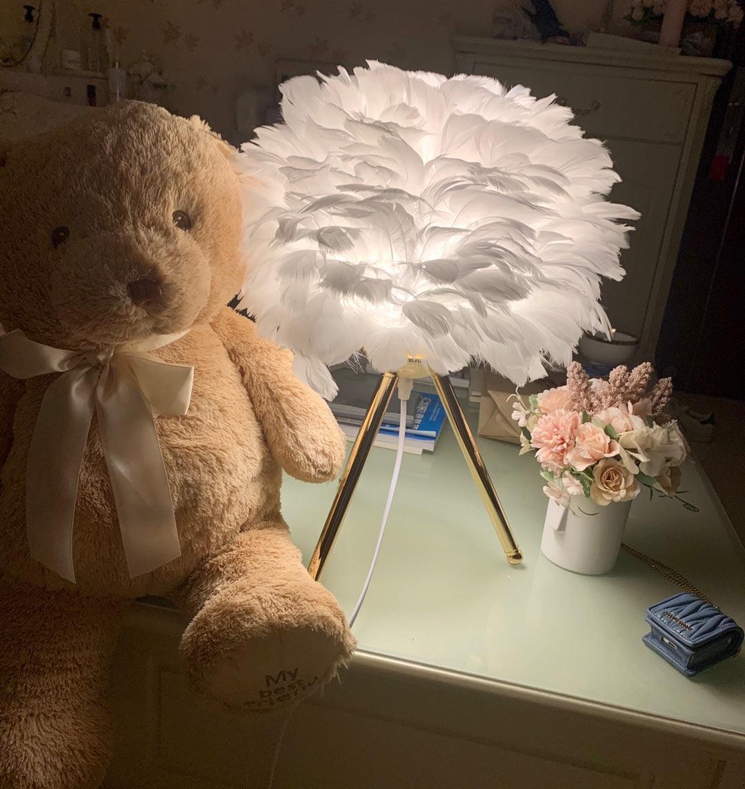 Nilo Feather Feminine Table Lamp - Neutral Decor