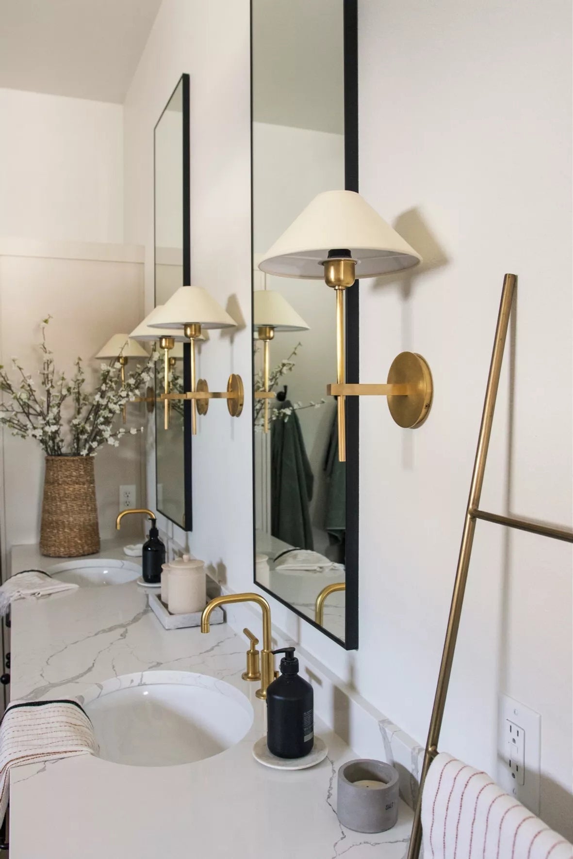 Orelisira Wall Lamp
