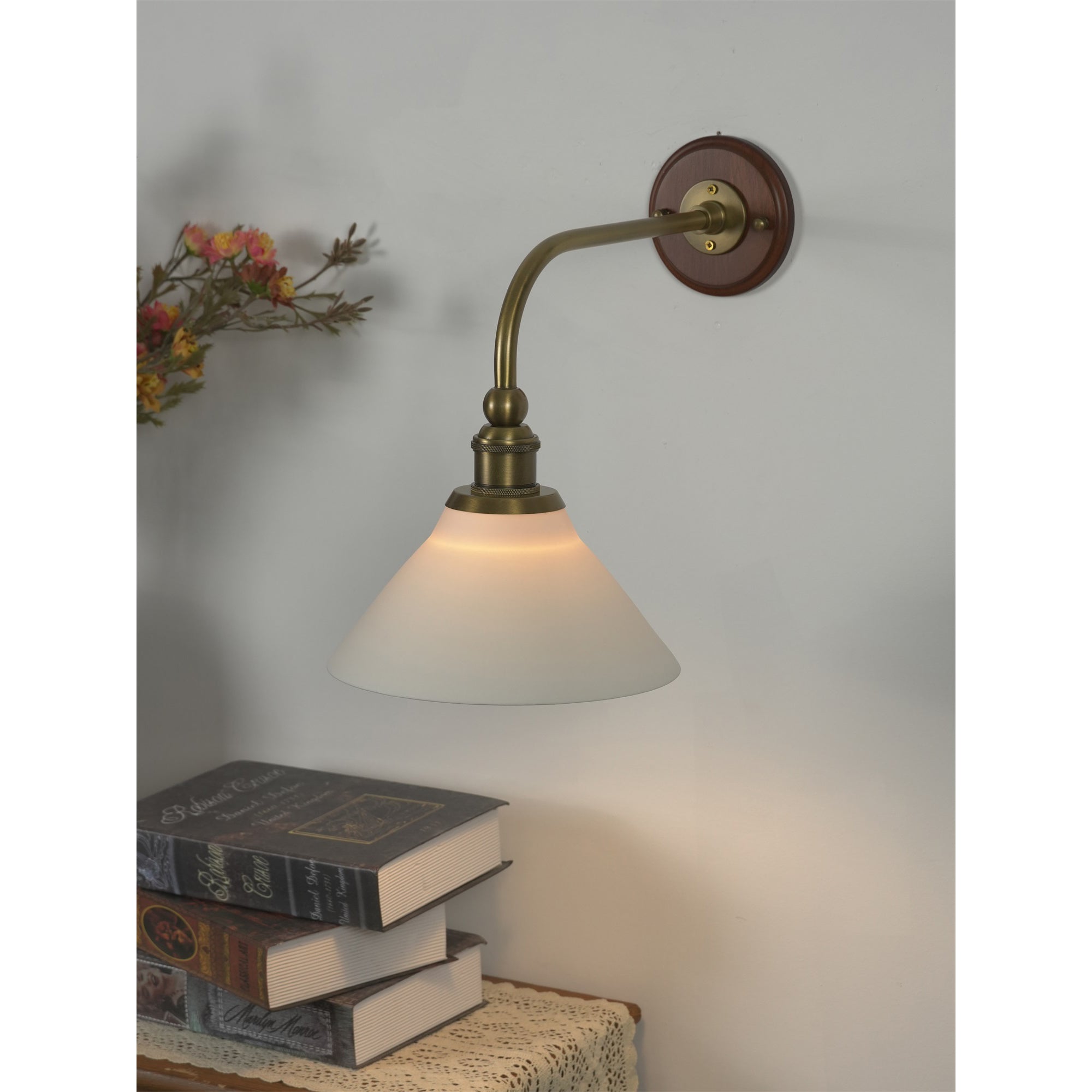 Liorivenne Wall Lamp