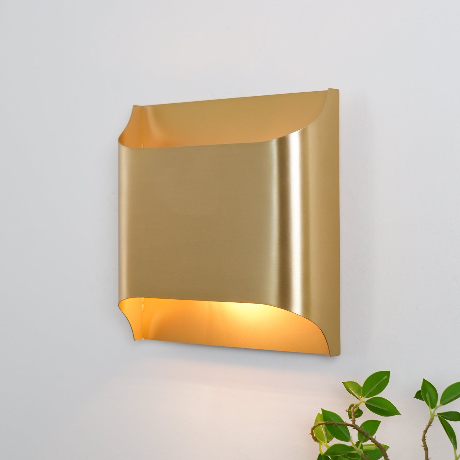 Hardy Nordic Art Brass Wall Lamp