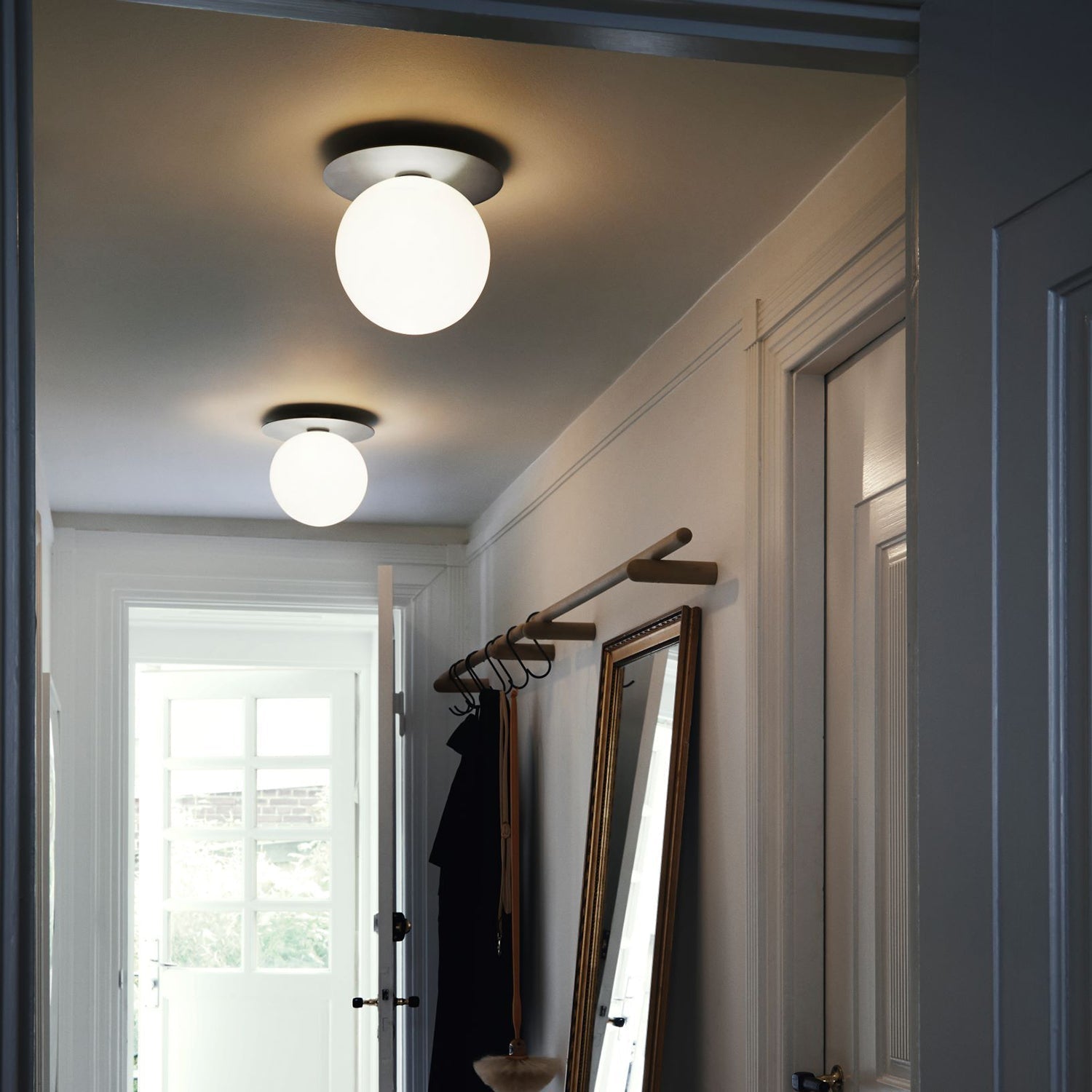 Nifte Wall Lamp Disc Globe Minimalist