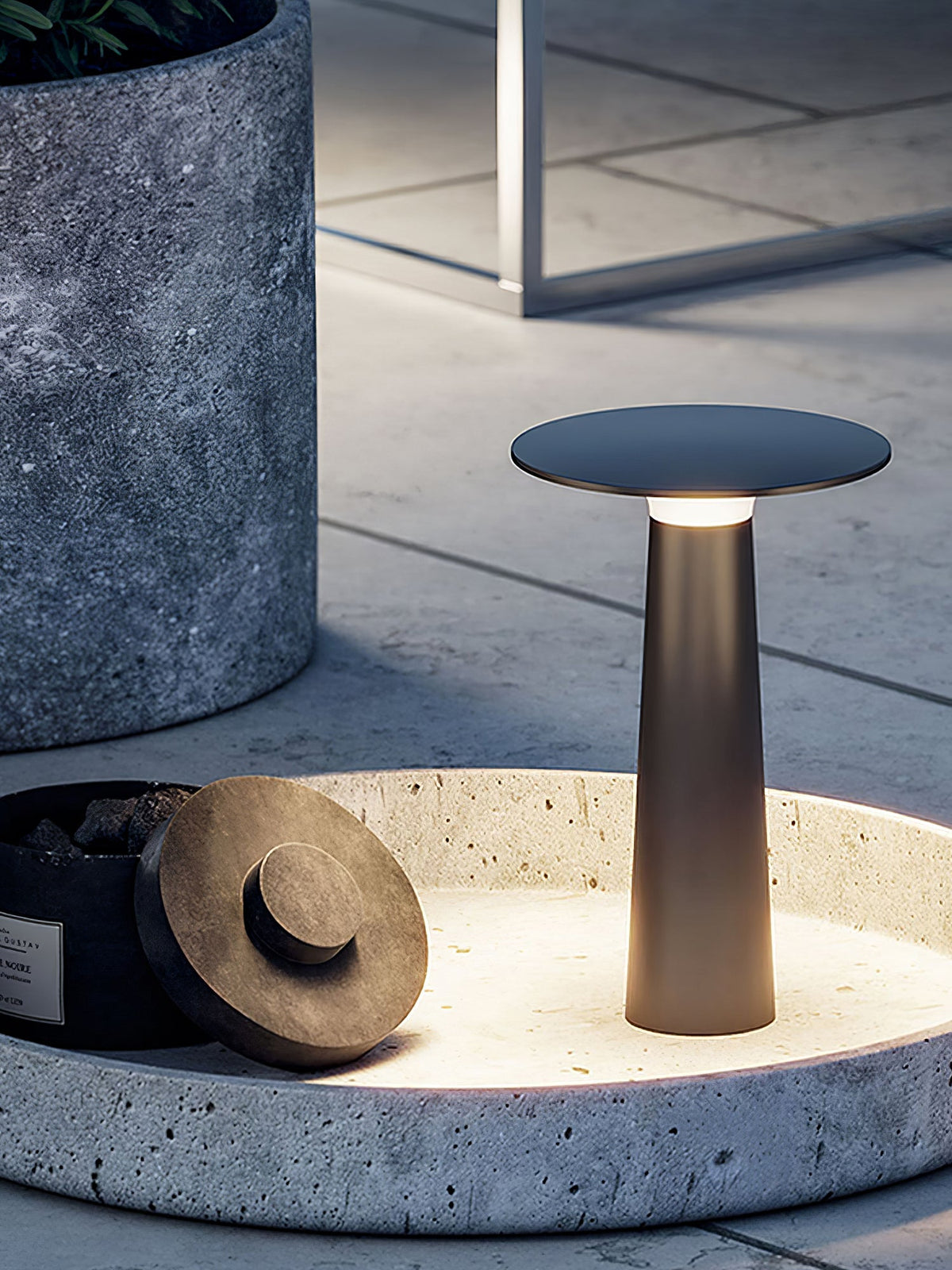 Gwil Disk Outdoor Table Light