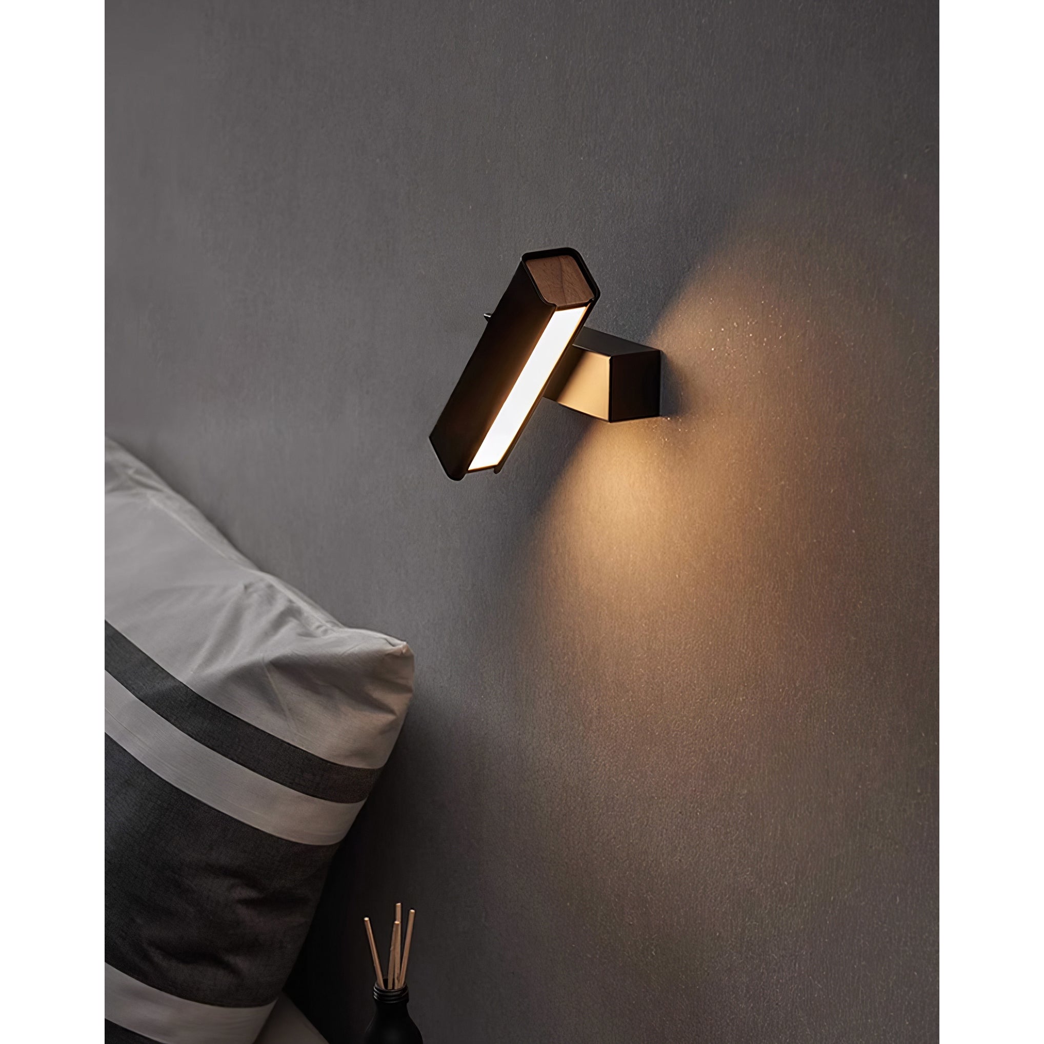 Olvynora Wall Lamp