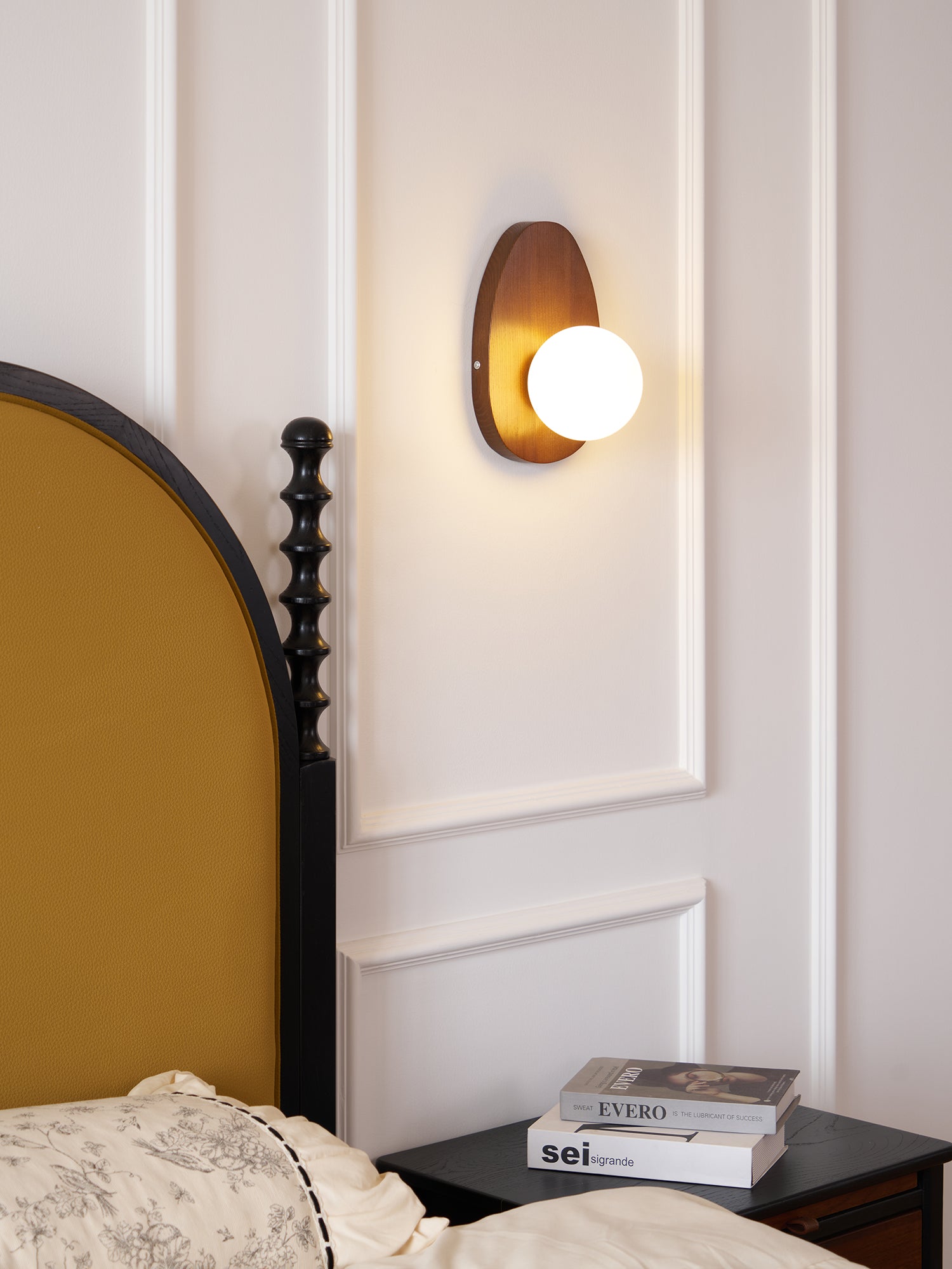 Aldiniella Premium Nordic Art Walnut Glass Wall Lamp