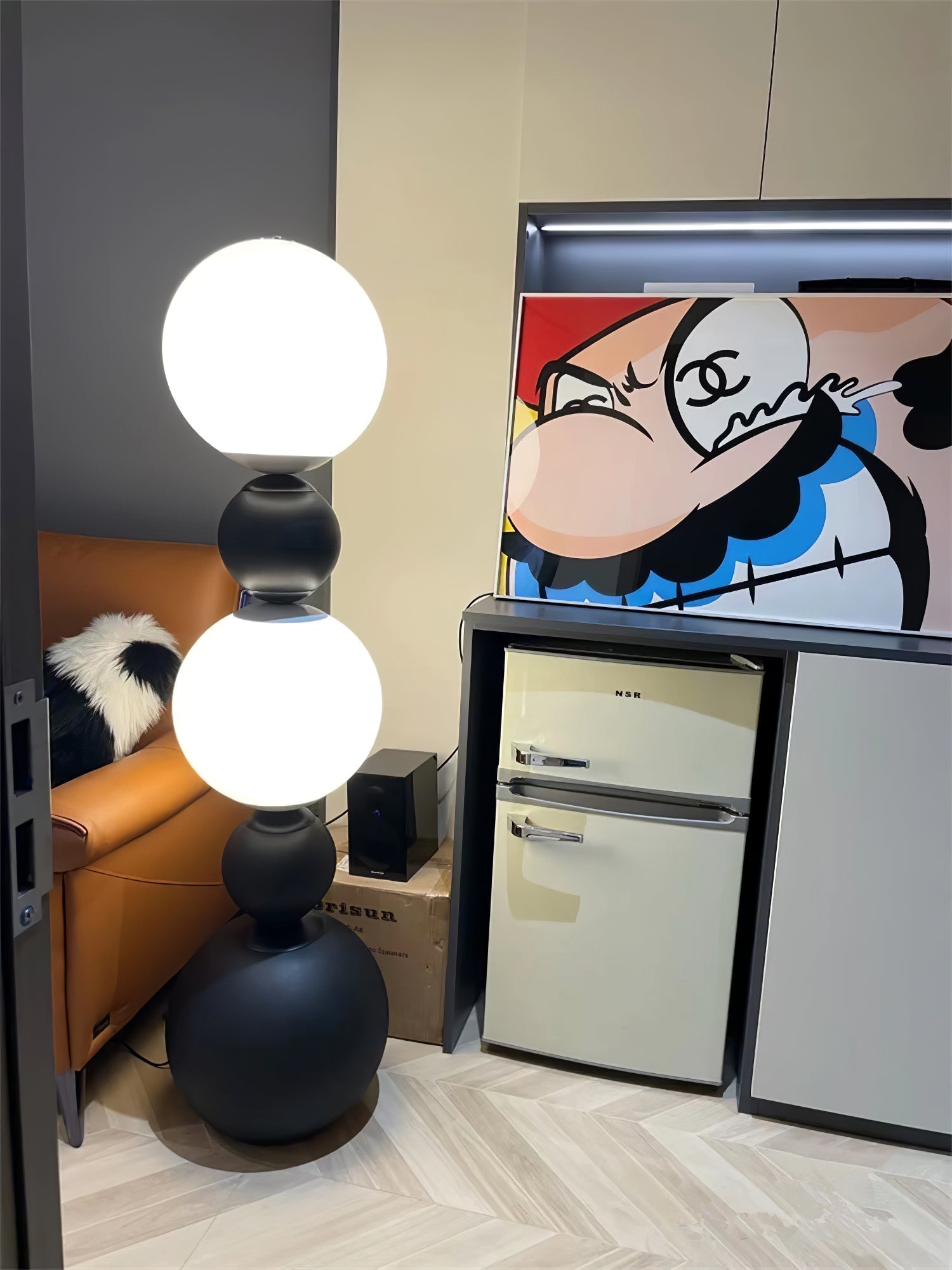 Ervynel Spherical Black Floor Lamp