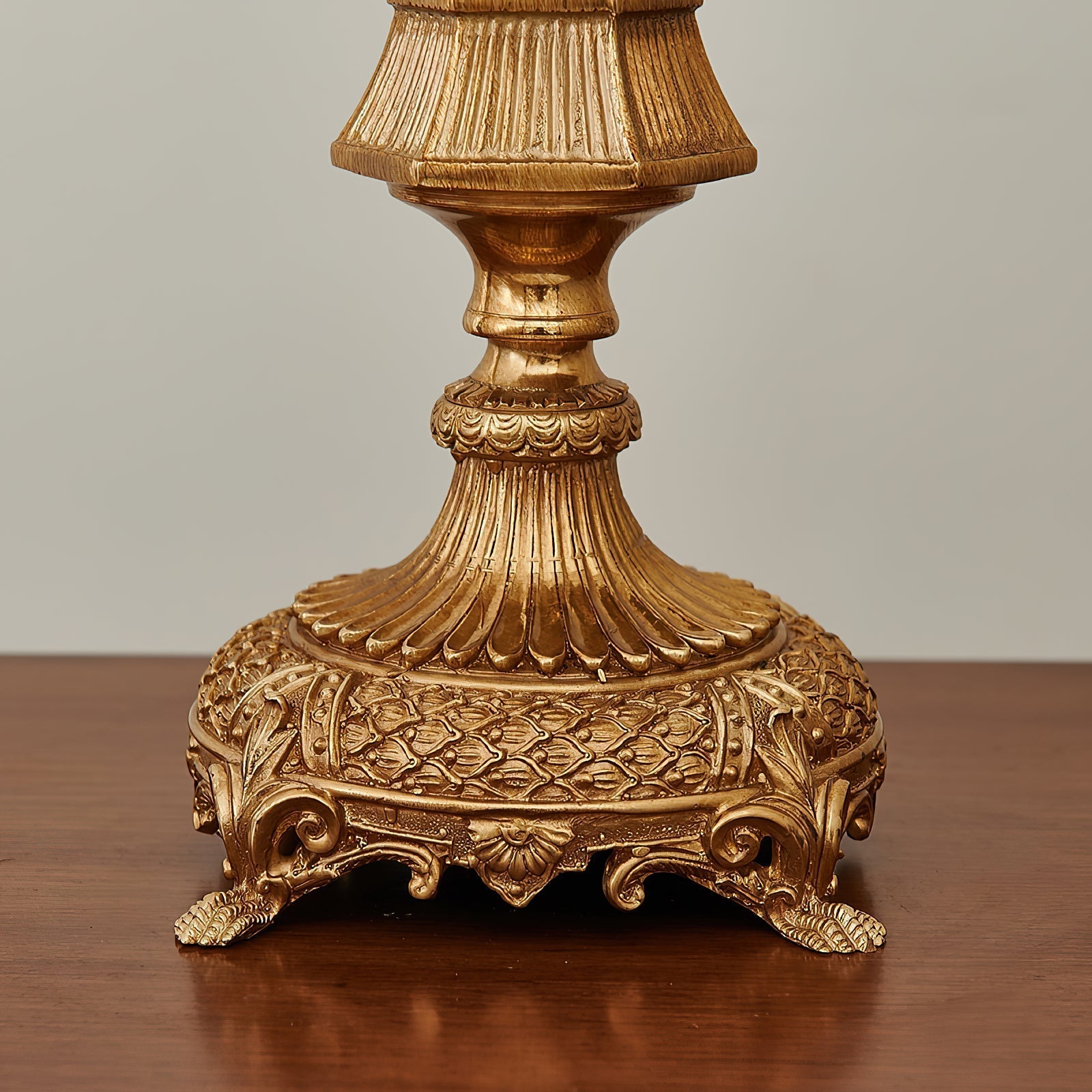 Valdorian Table Lamp