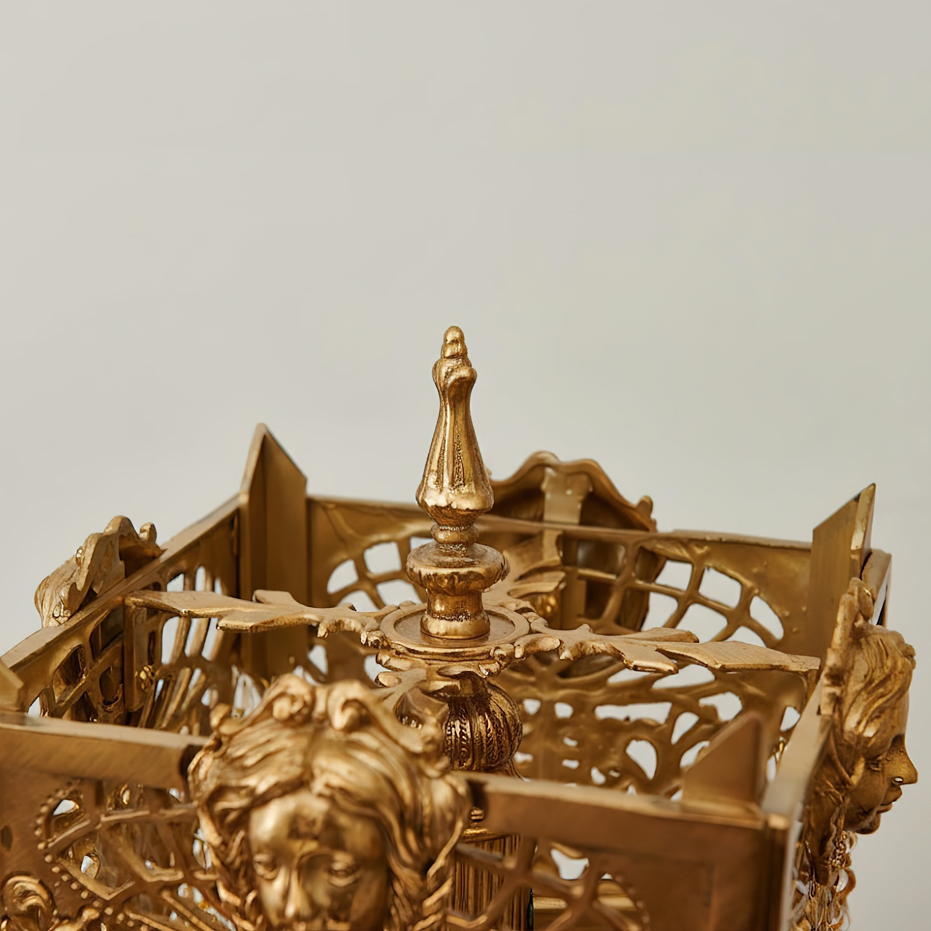 Valdorian Table Lamp