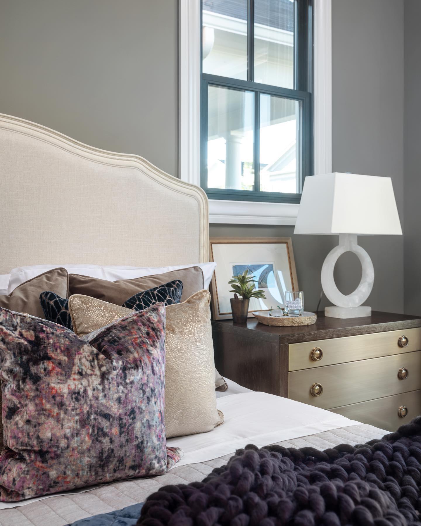 Vantor Fabric Minimalist Table Lamp