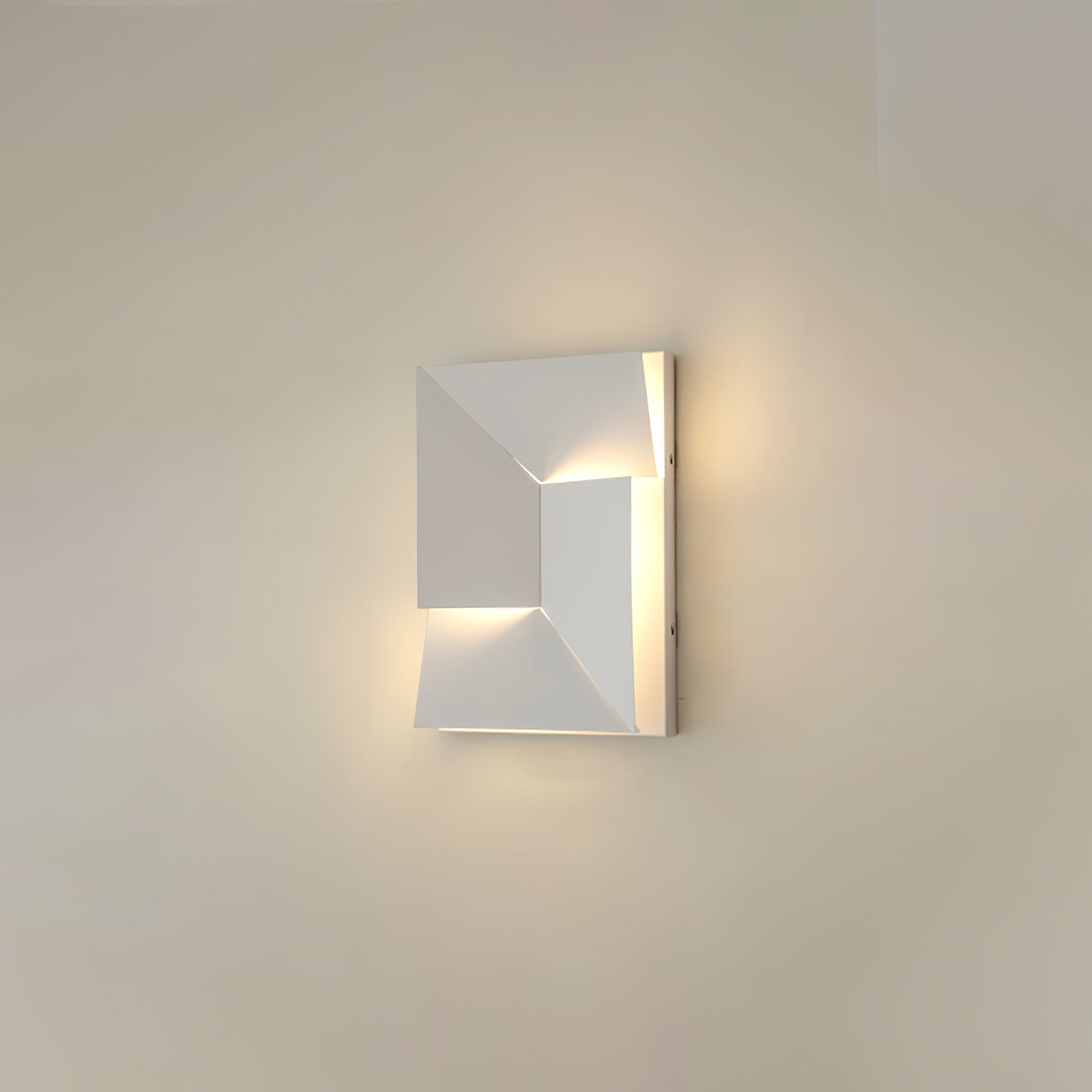 Wynor Shadows Grand Sconce Wall Lamp