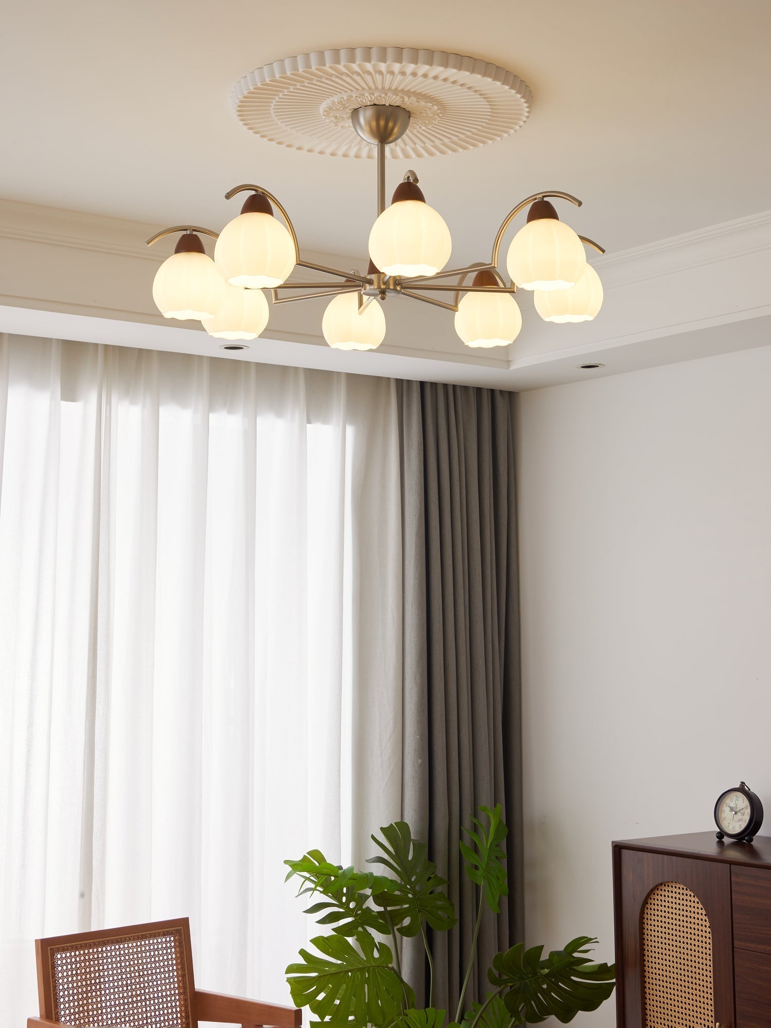 Ilaeiel Traditional Elegance Bloom Wood Glass Chandelier