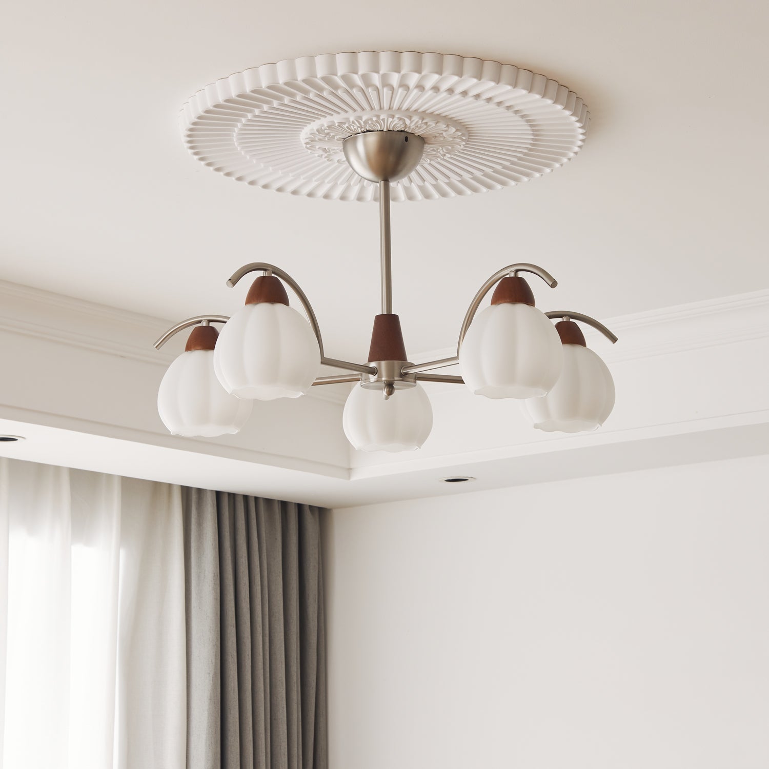 Ilaeiel Traditional Elegance Bloom Wood Glass Chandelier