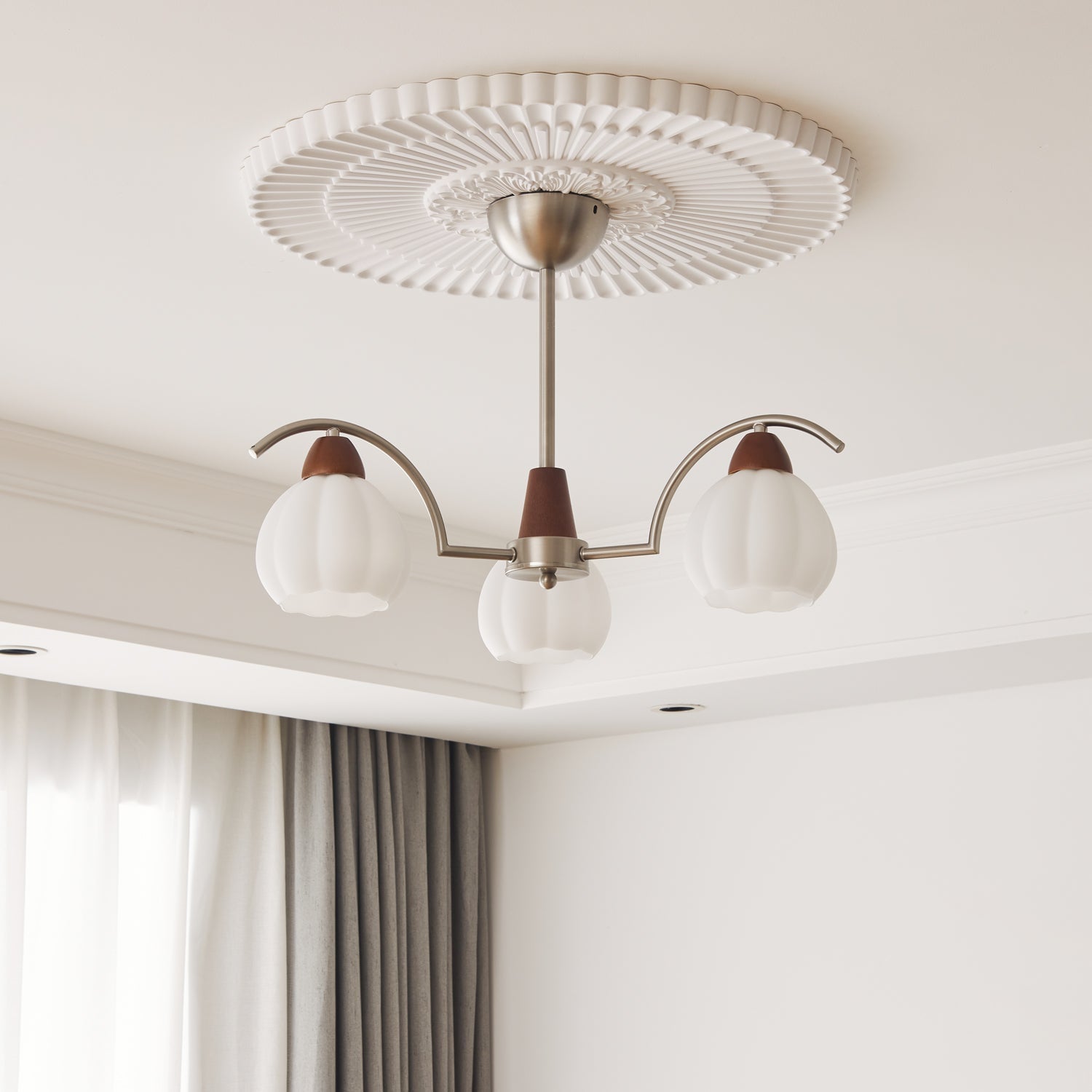 Ilaeiel Traditional Elegance Bloom Wood Glass Chandelier