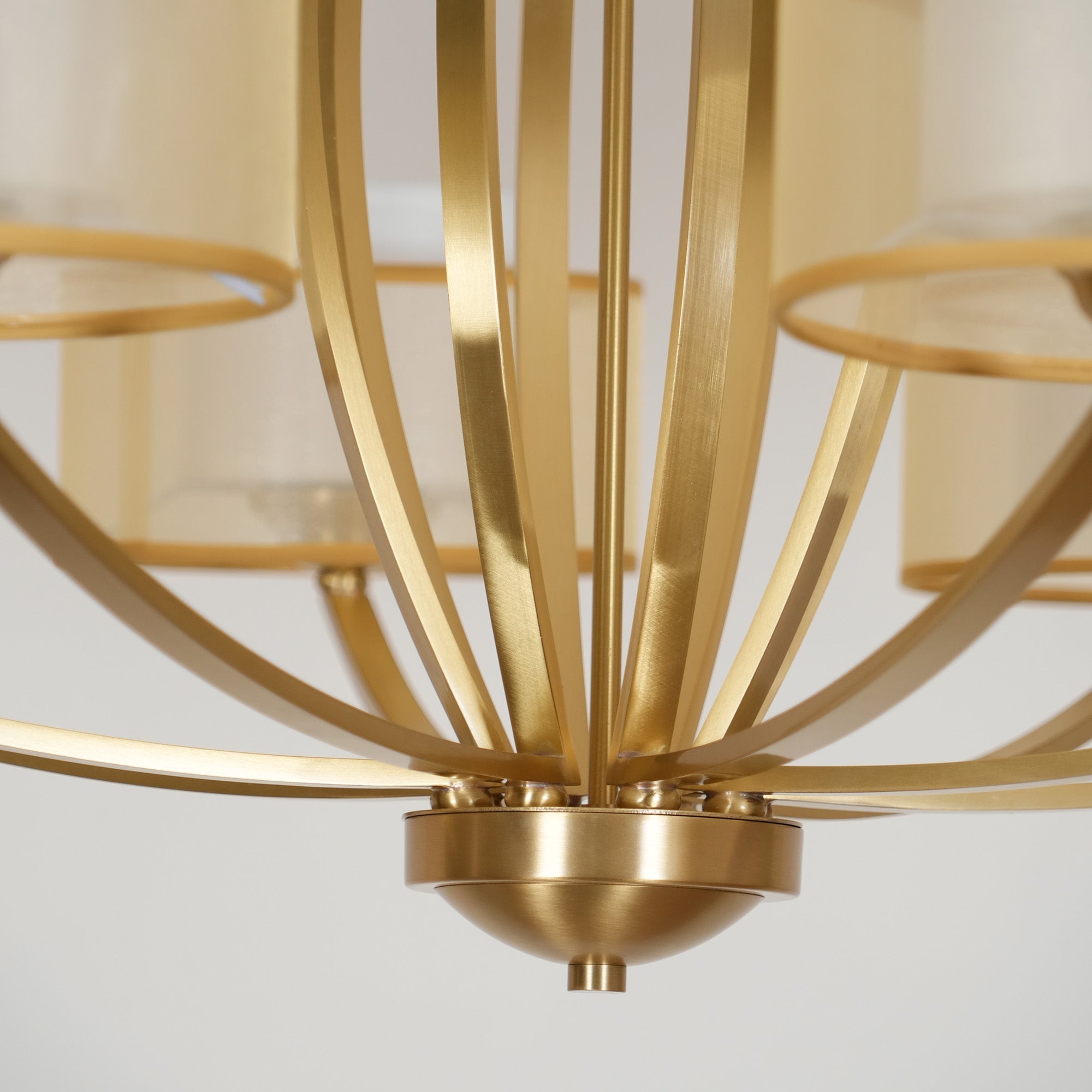 Lyvelus Chandelier