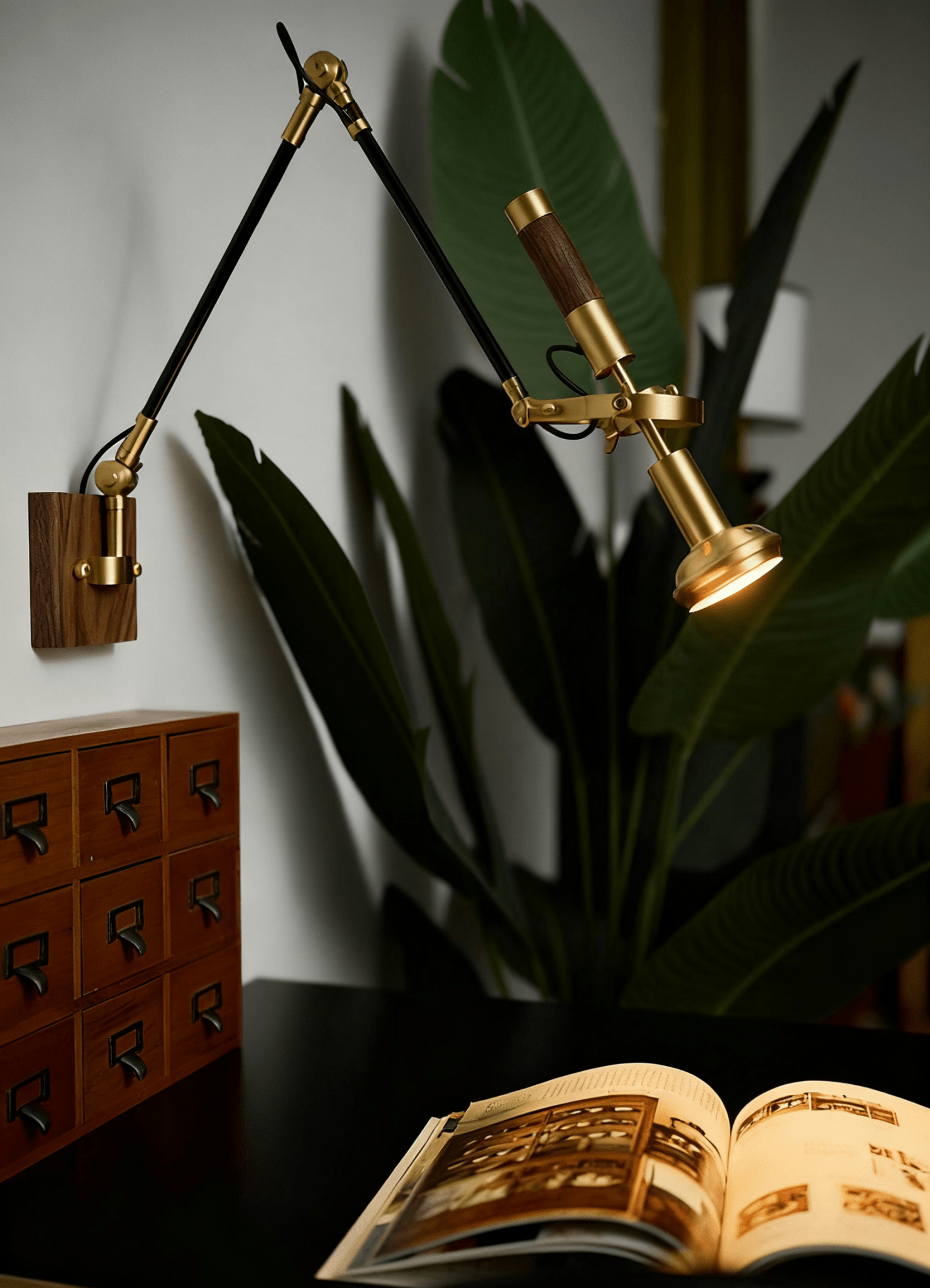 Liravo Wood Wall Lamp