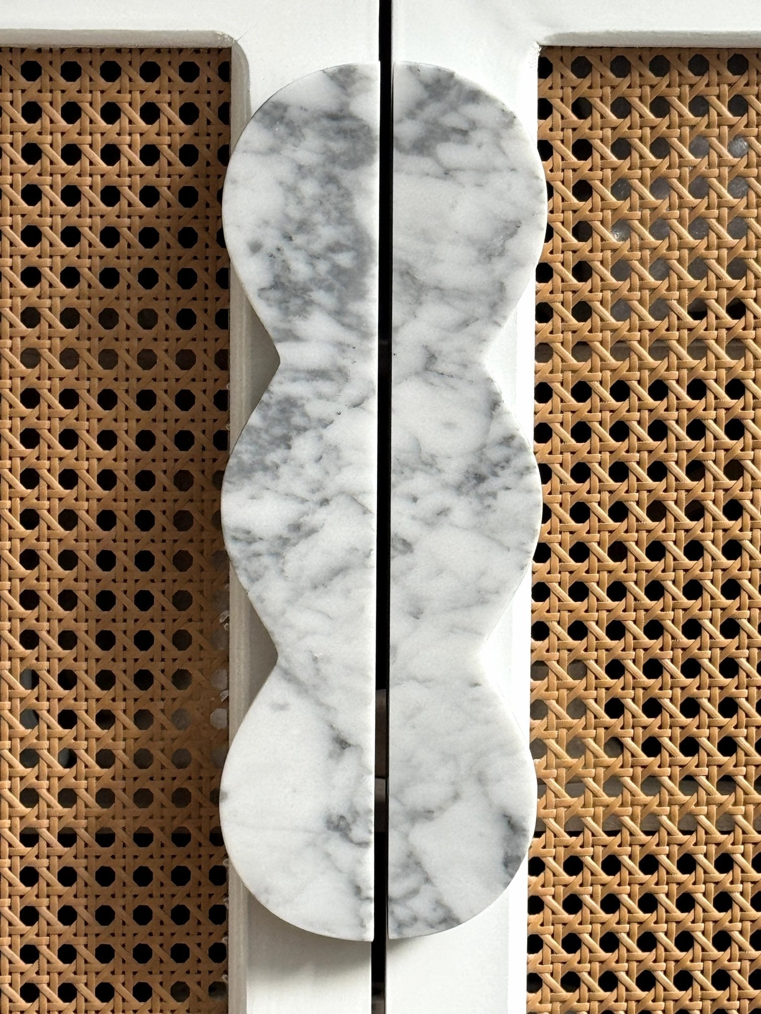 Marisyn Twin-Curve Pull Handle