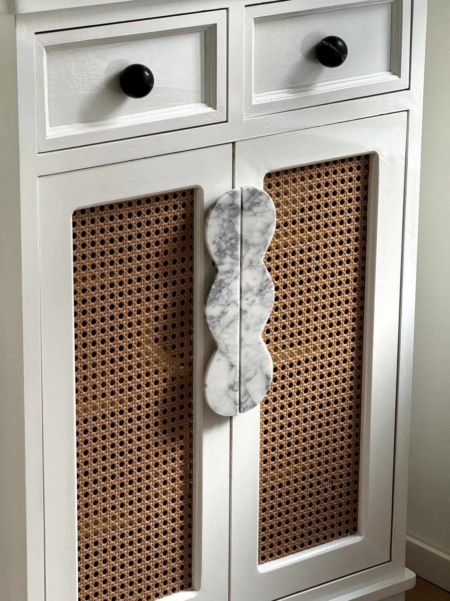 Marisyn Twin-Curve Pull Handle