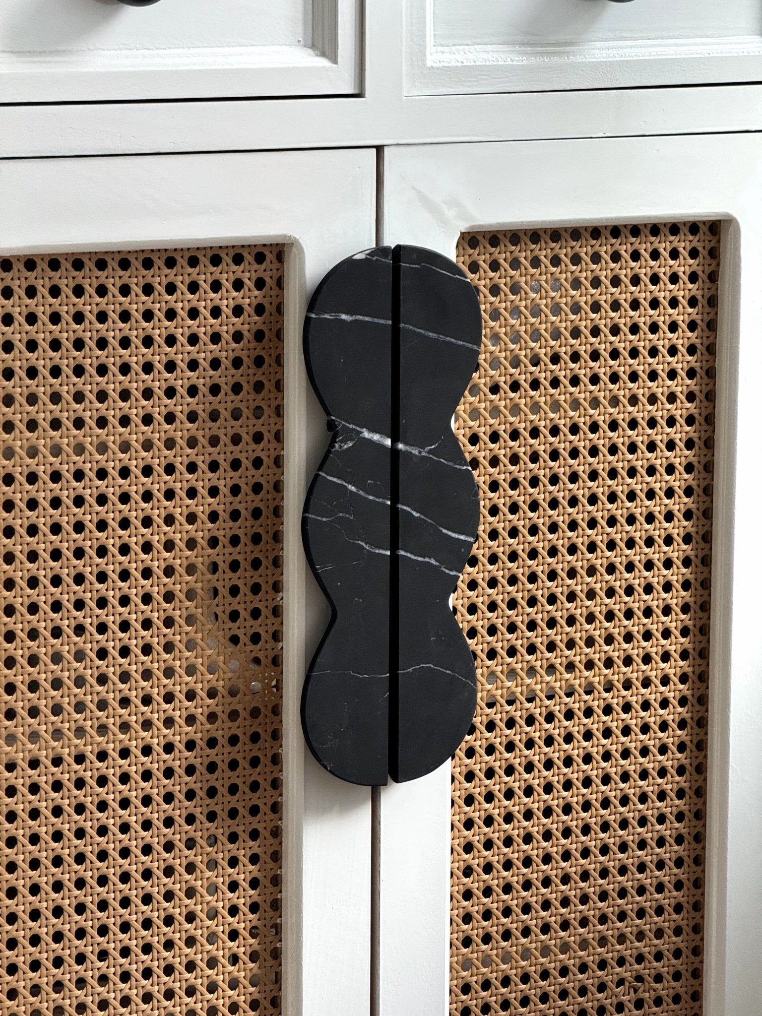 Marisyn Twin-Curve Pull Handle
